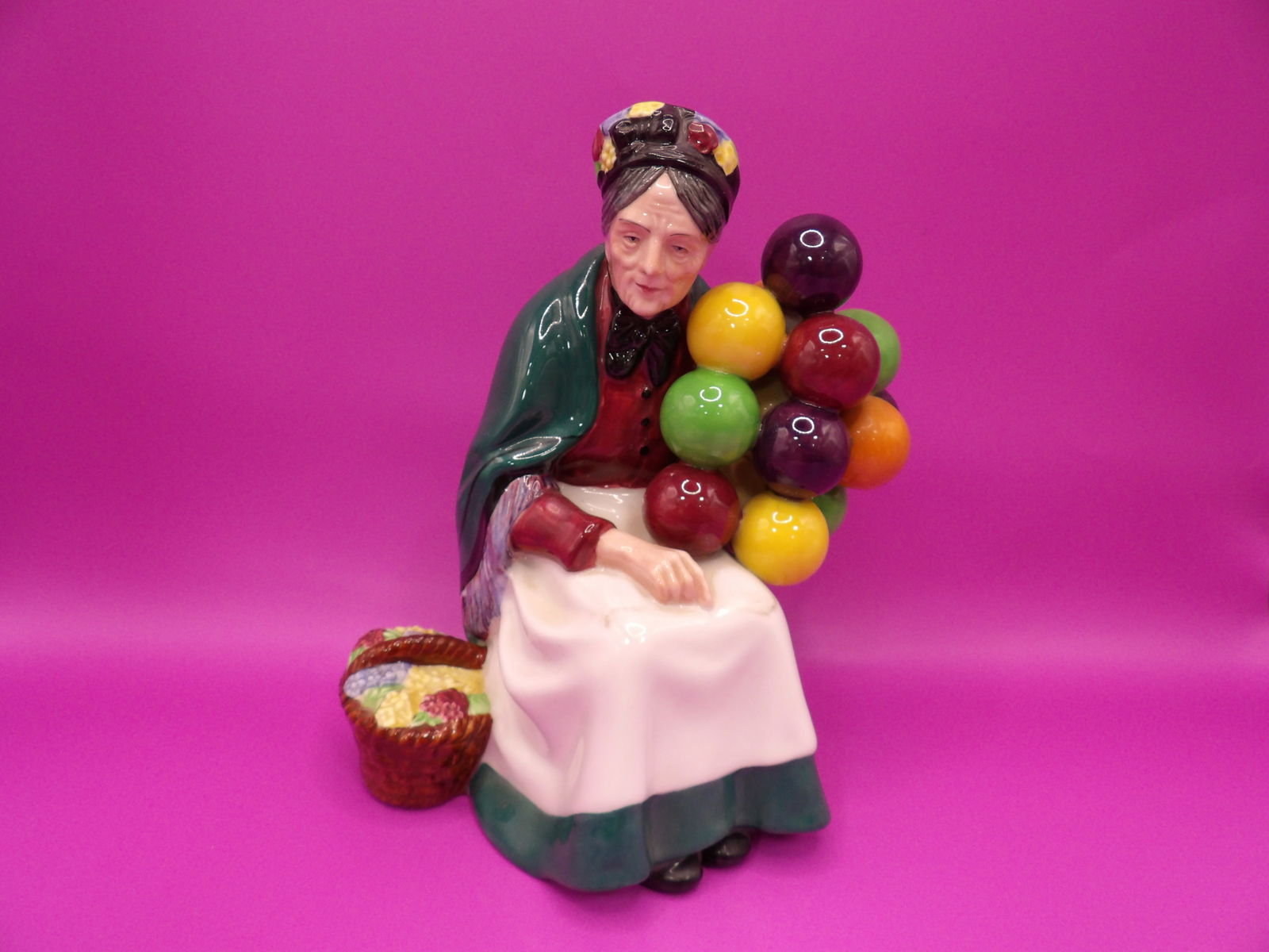 Royal Doulton England The old ballroom seller porcelain statue (1 of 7)