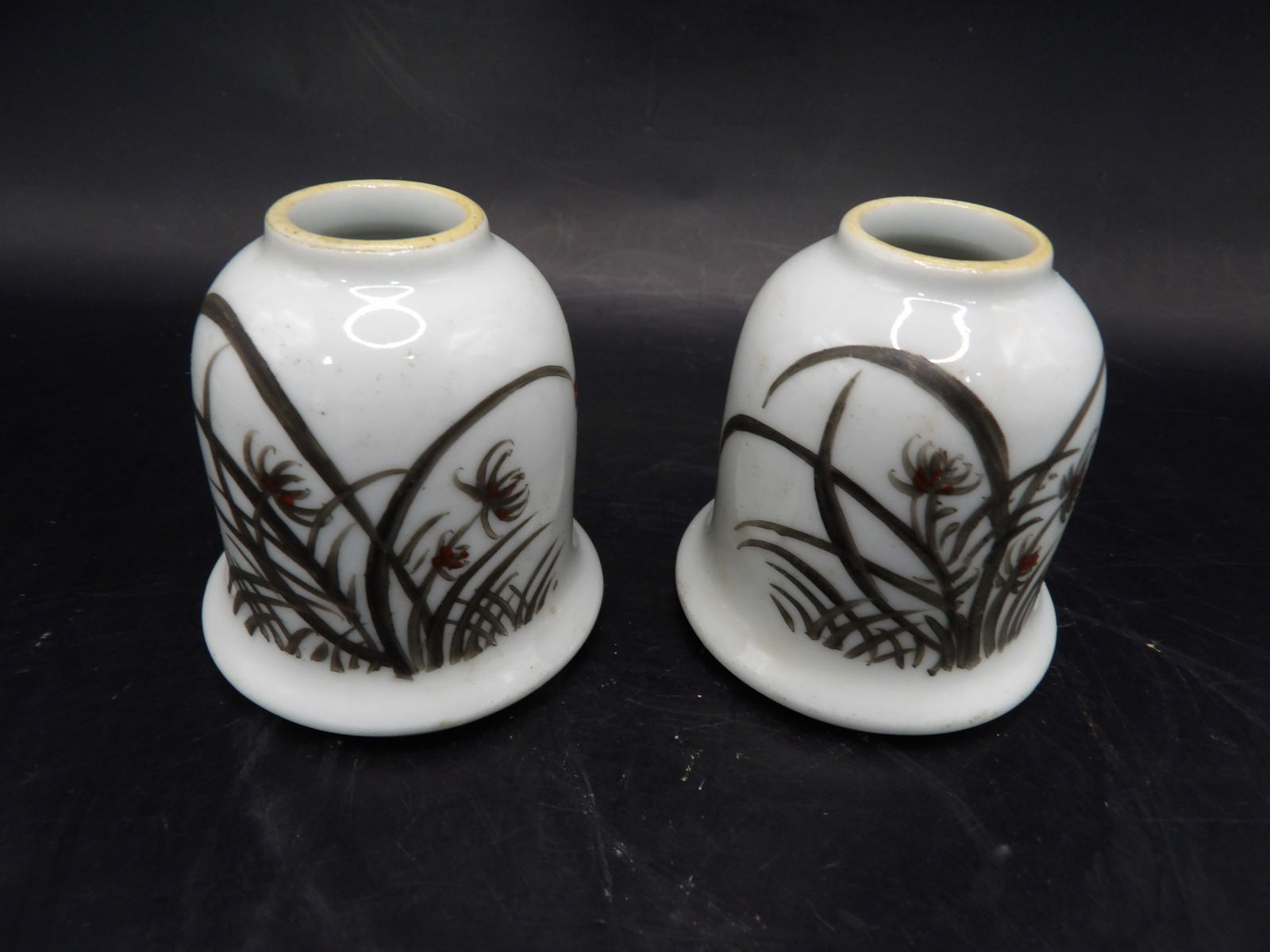 Lot of 2 hand painted Chinese porcelain water coupe with Qing dynasty Tongzhi mark (1 of 5)