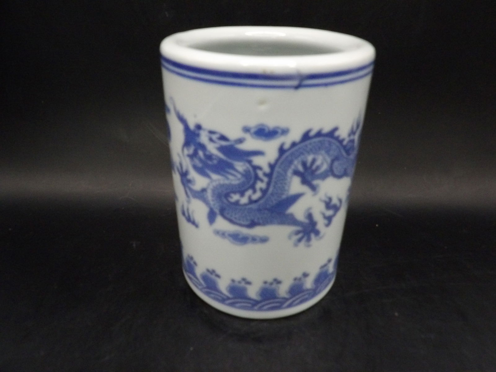 Chinese blue and white porcelain dragon brush holder with Qing dynasty Qianlong mark: 4.6 inches height.