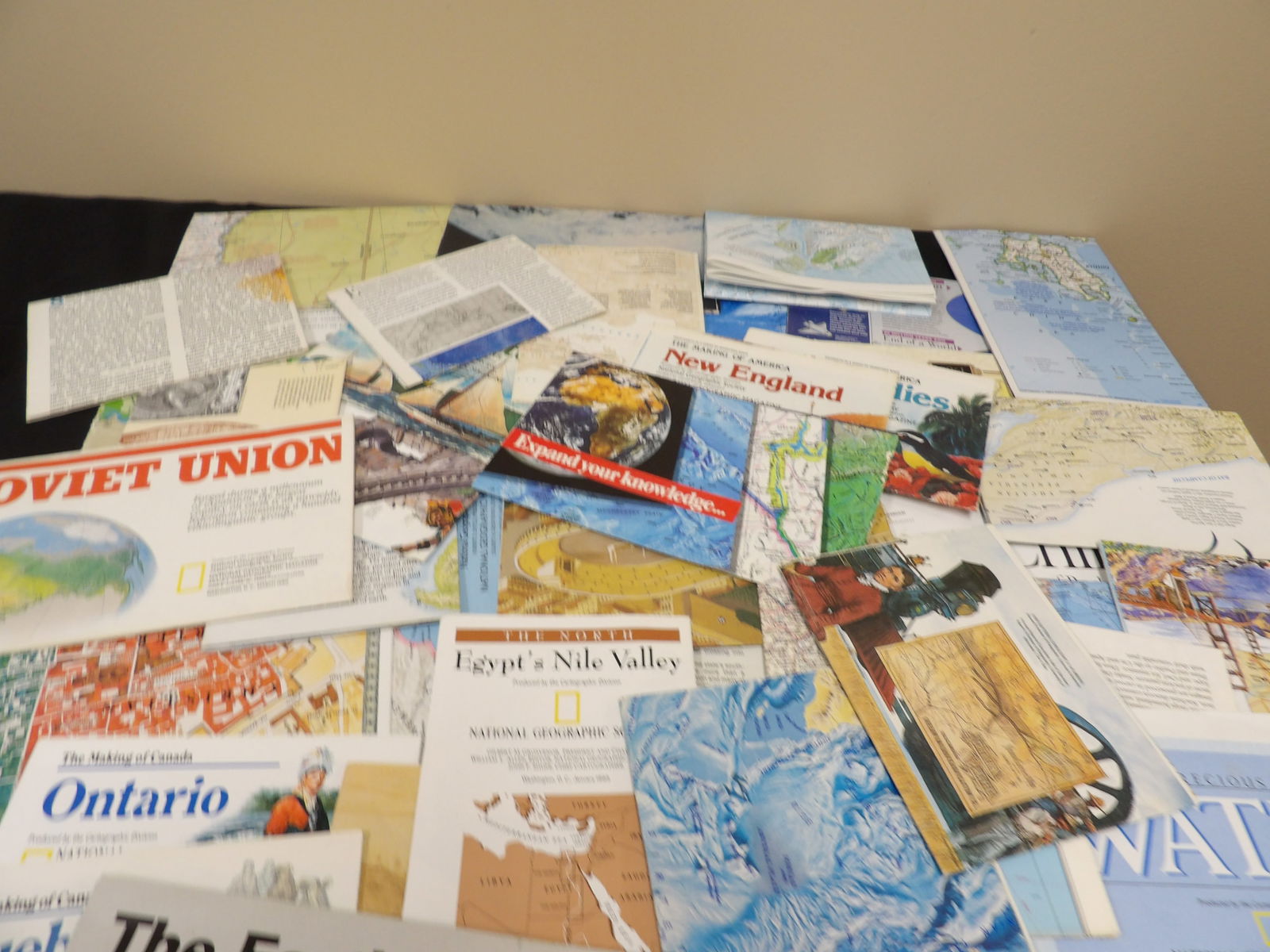 Rare lot of over 40 maps from National Geographic magazines from 70s to early 2000s (1 of 5)