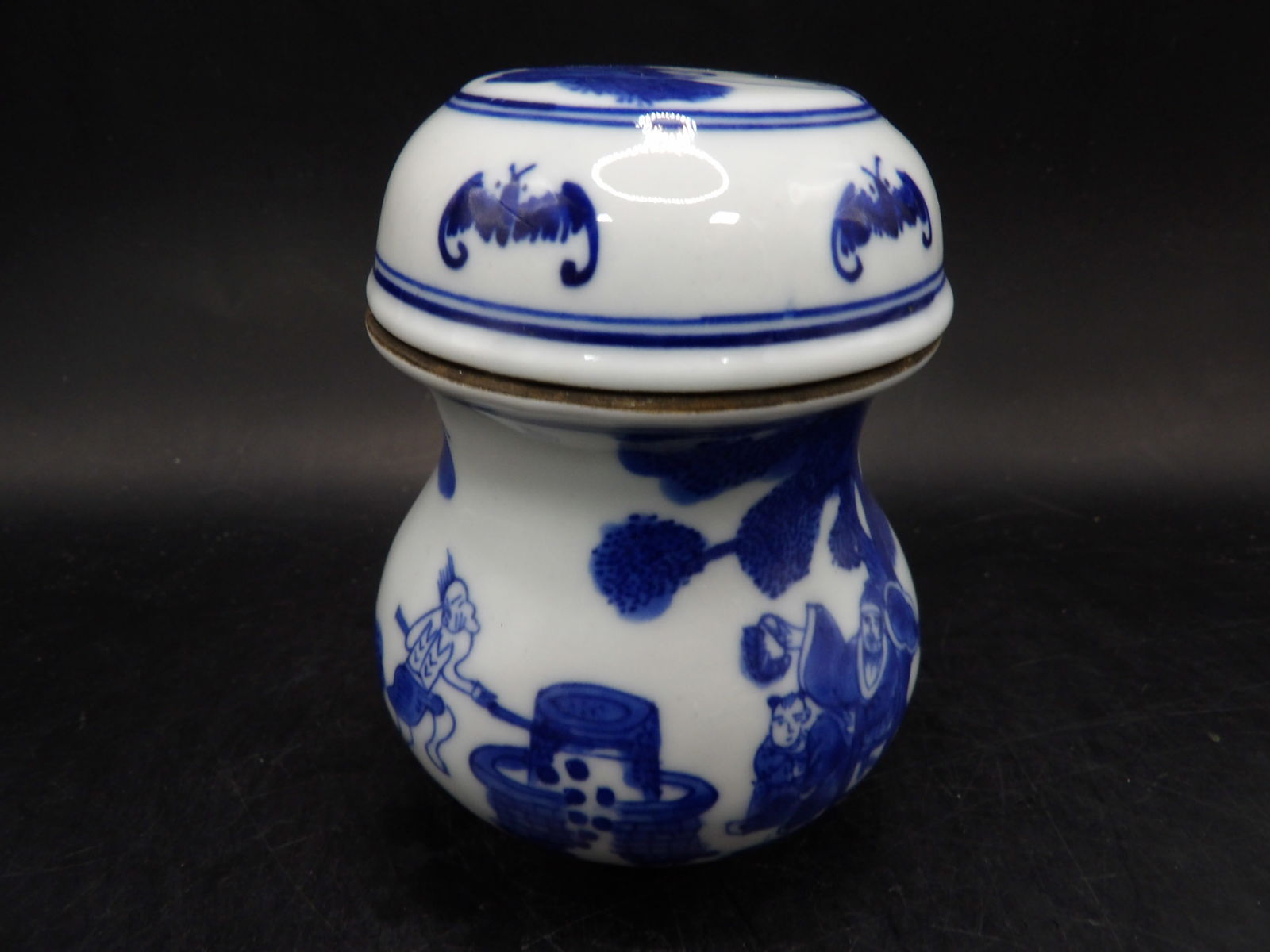 Chinese blue and white hand painted porcelain jar with lid and bats figural decorations: 3.8 inches height. Bottom has double circle mark.