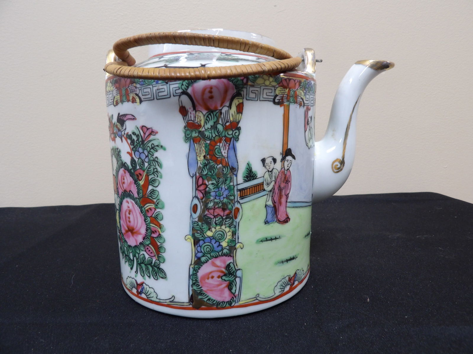 vintage Chinese famille rose teapot with Qing dynasty Qianlong mark (1 of 6)