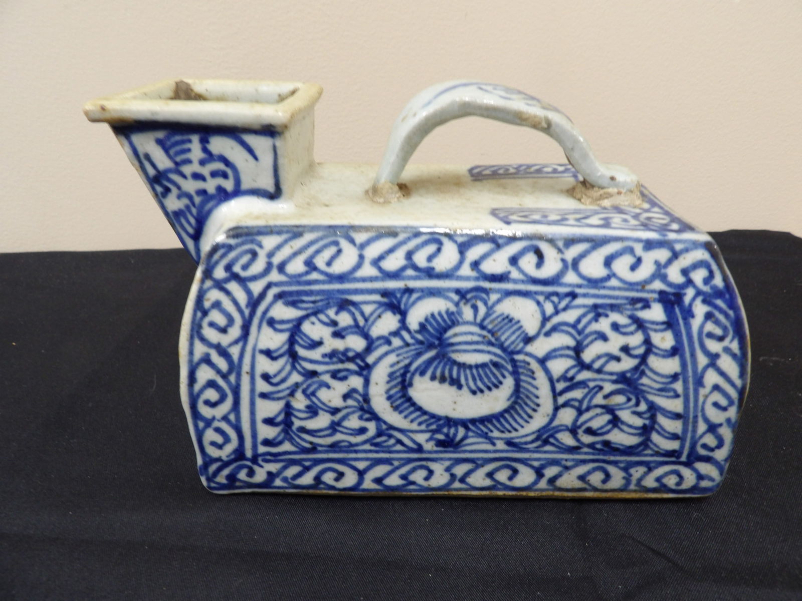 antique Chinese blue and white porcelain bed pan vessel (1 of 6)