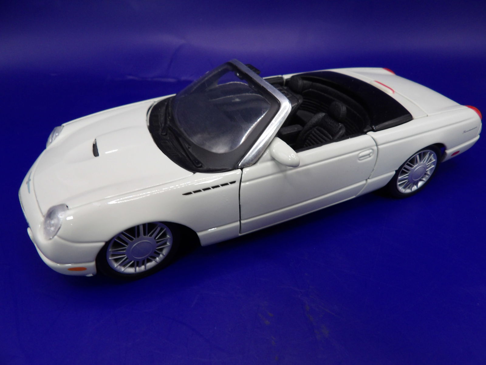 Maisto 1:25 Thunderbird: 7.3 inches length.