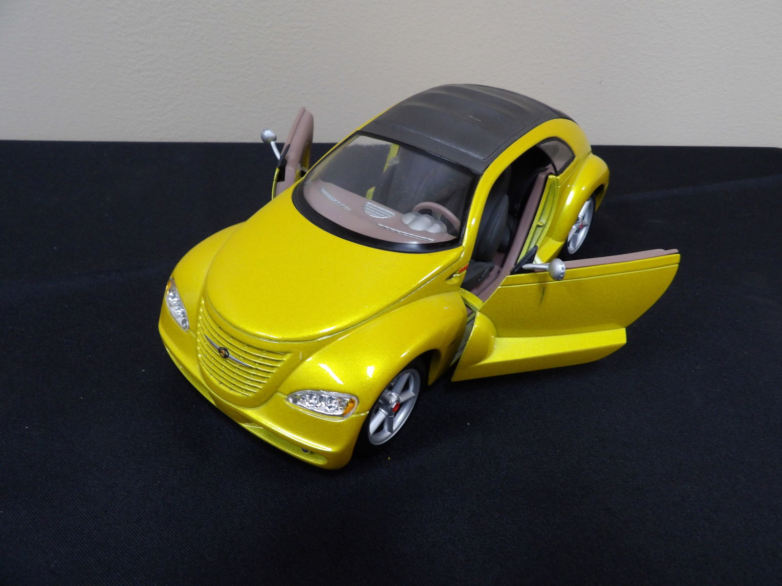Maisto Chrysler Pronto Cruizer 1:18: 8.2 inches length.