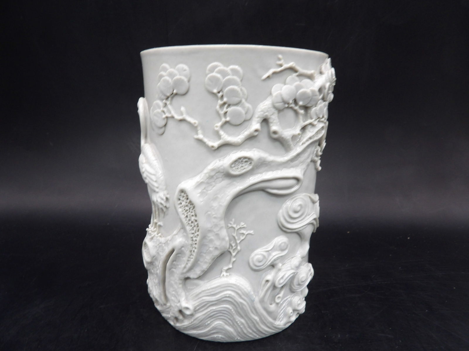 Chinese porcelain brush holder with raised intricate relief Qing dynasty Qianlong mark (1 of 9)