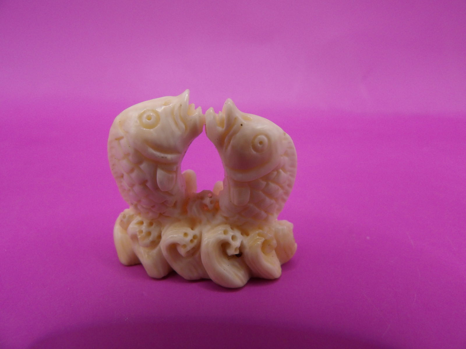 antique Japanese fine carving of double fish: Carved 2 fish on ocean waves. 1.1 inches length. No international shipping.