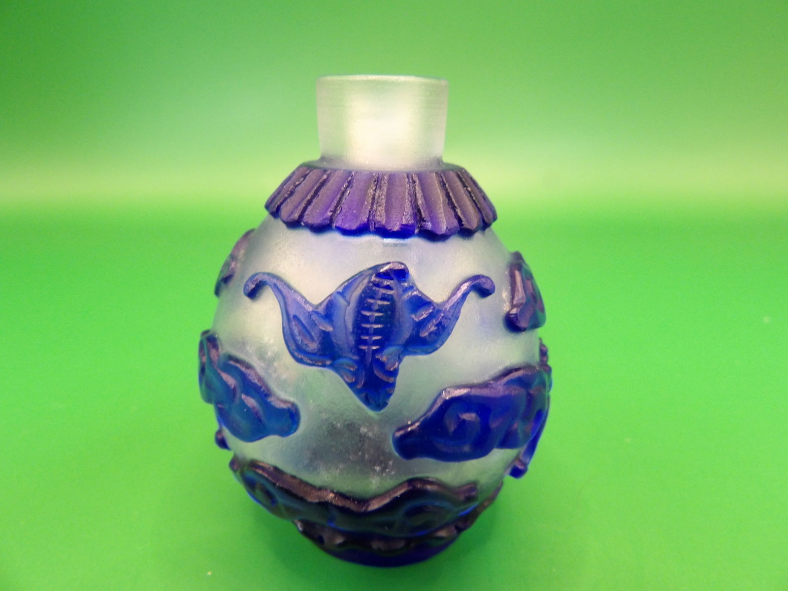 Chinese overlay glass snuff bottle with bats and clouds motif: 1.8 inches height.