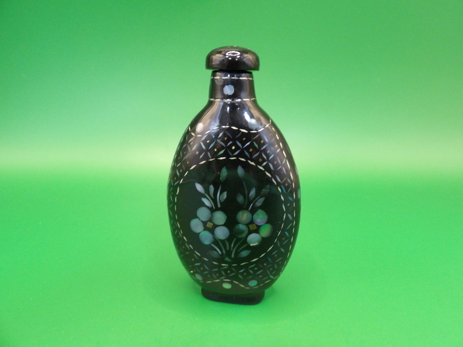 Chinese or Japanese laque burgaute abalone lacquered snuff bottle (1 of 5)