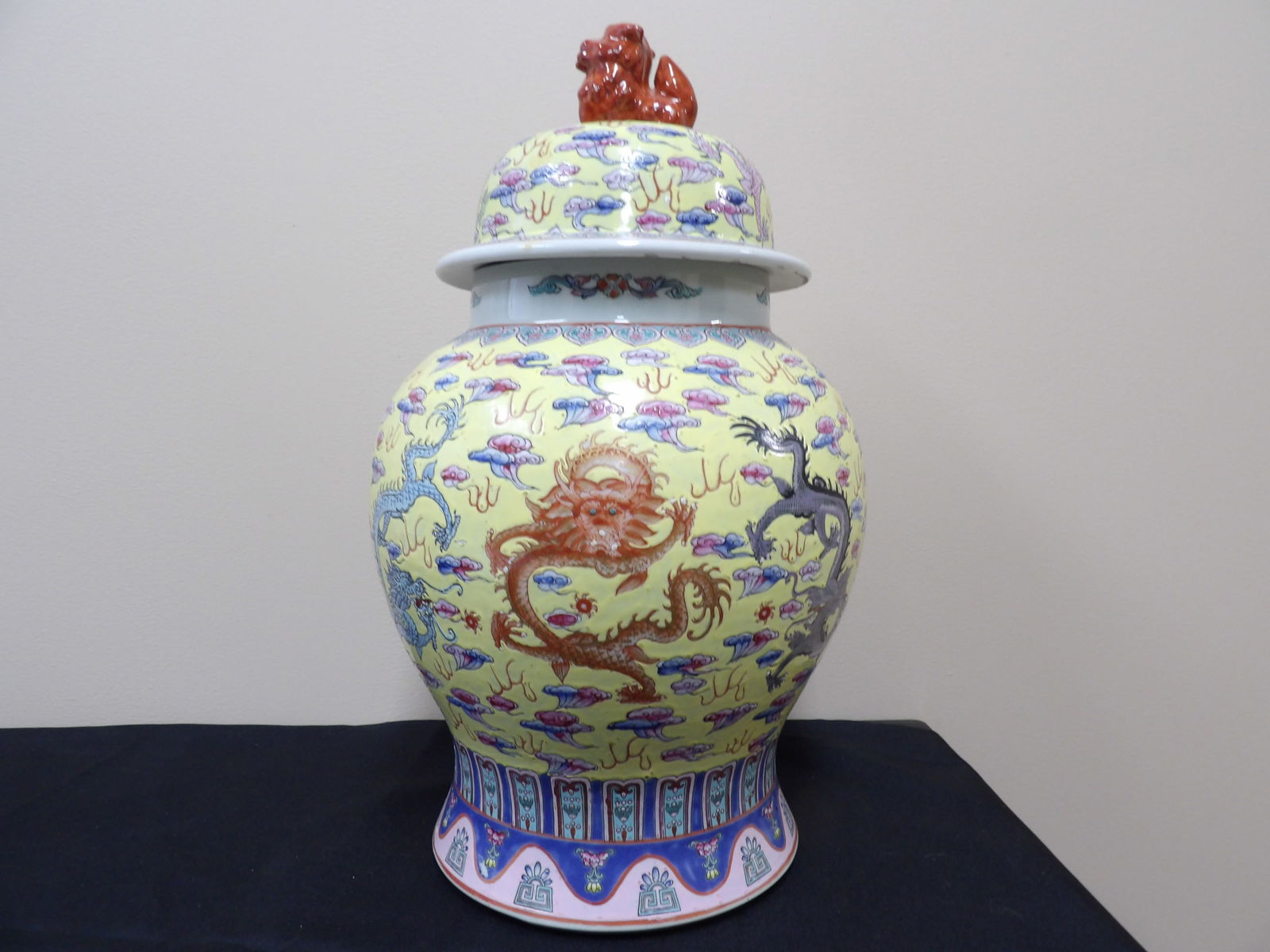 fine quality Chinese 9 dragon ginger jar with foo dog lid and Qing dynasty Qianlong mark (1 of 14)