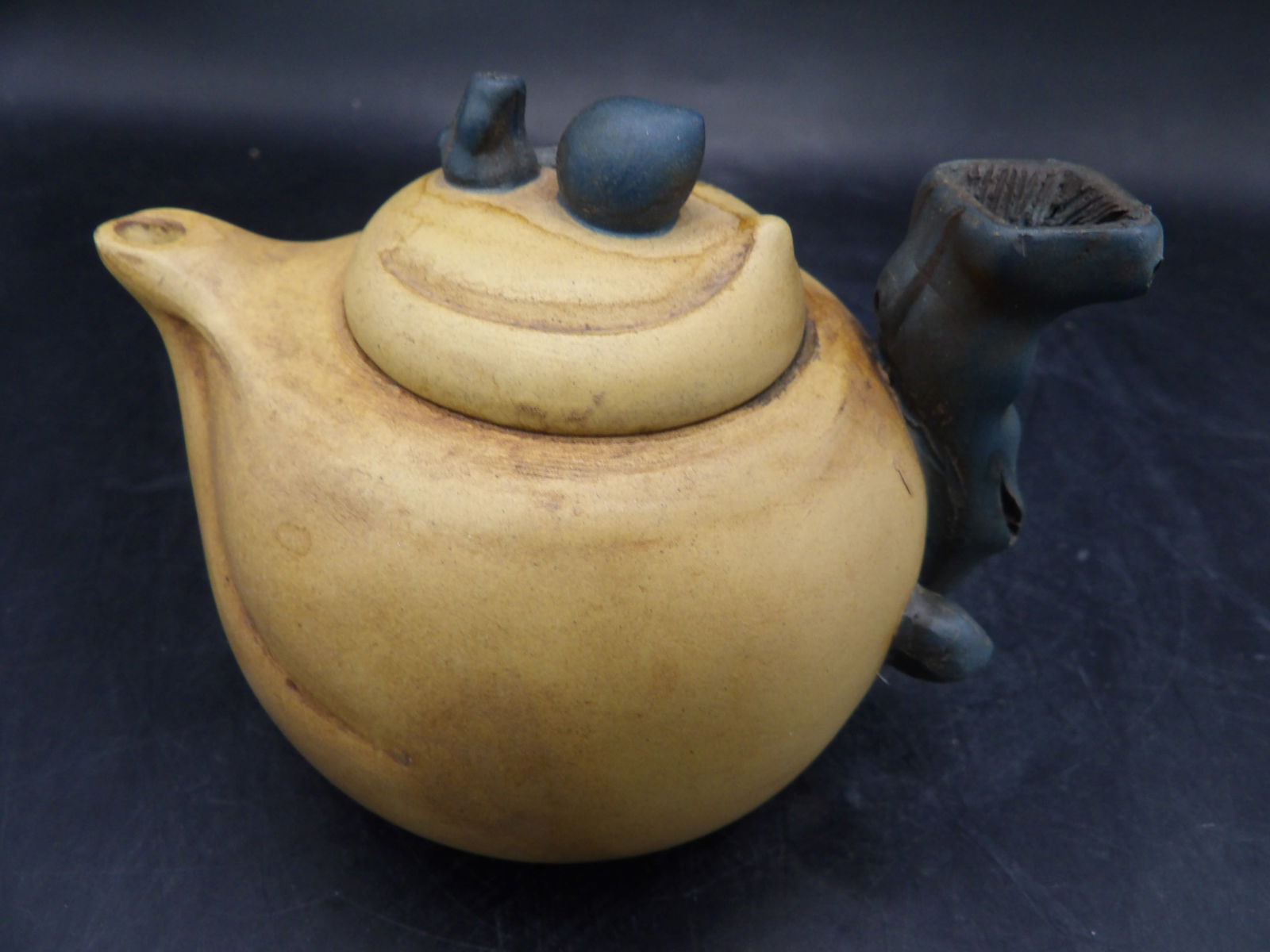 Chinese Yixing teapot signed Jiang Rong (1 of 5)