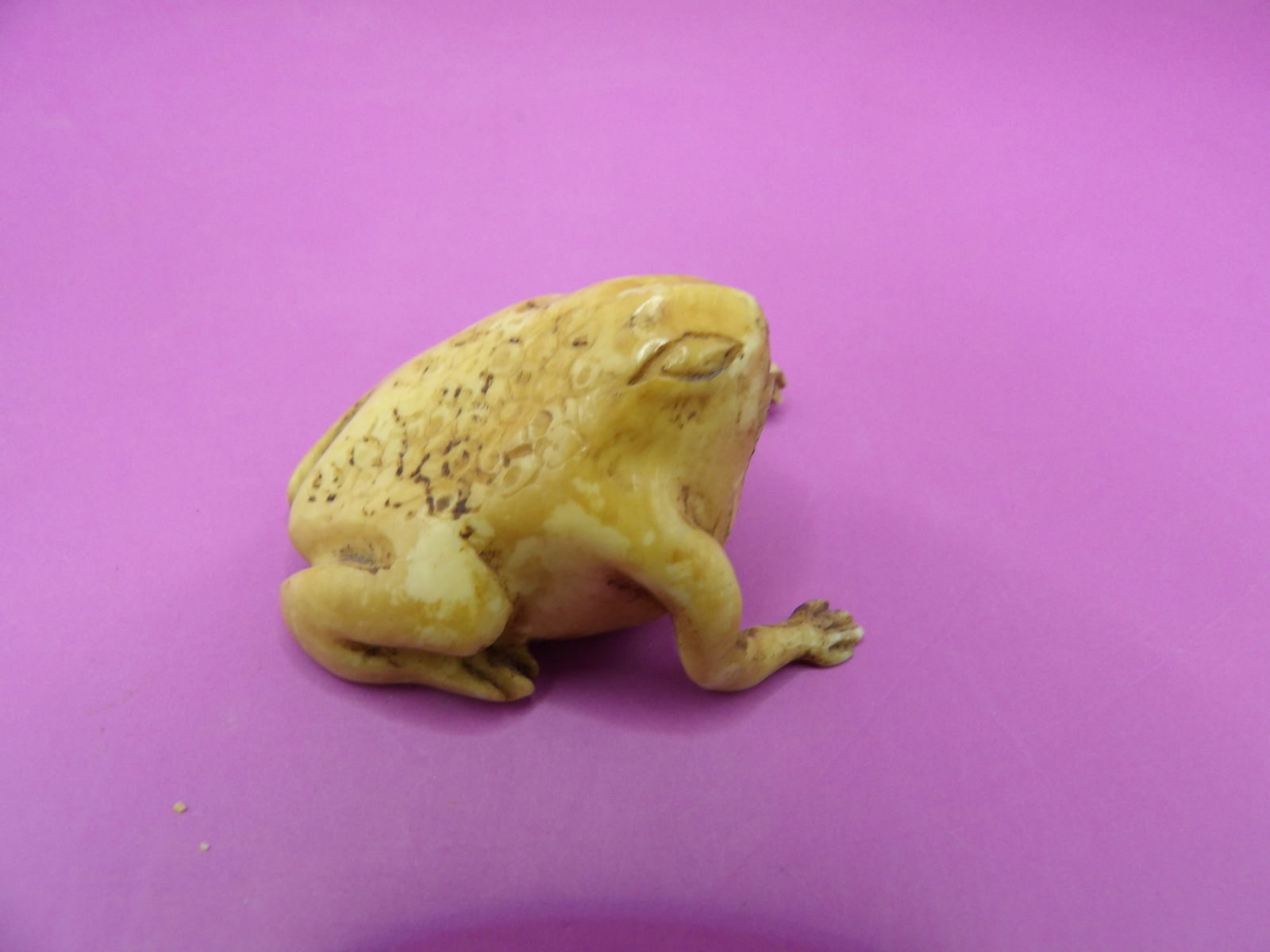 Fine antique Chinese or Japanese carved frog shaped snuff bottle: 1.6 inches length. No international shipping.