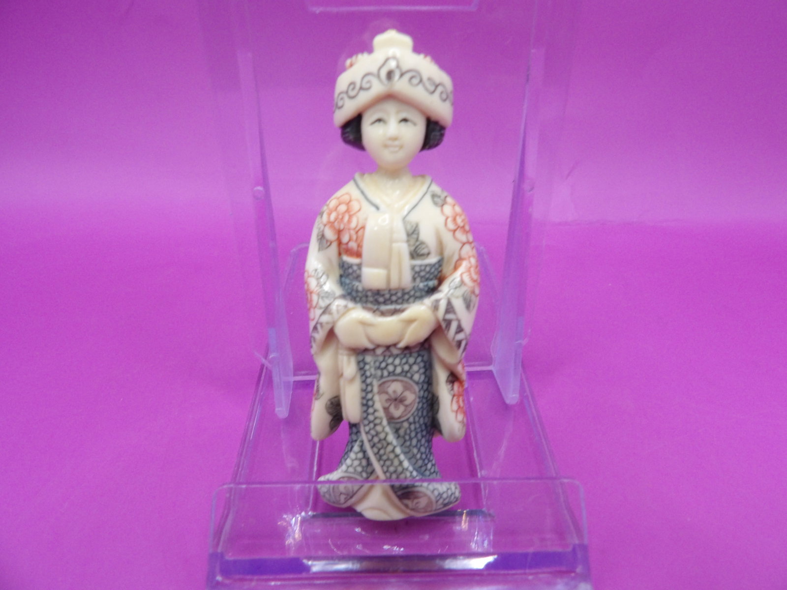 Very fine Japanese Geisha carving - No Export: 2.8 inches height. Top and bottom have hardware to make it into a necklace. No international shipping.