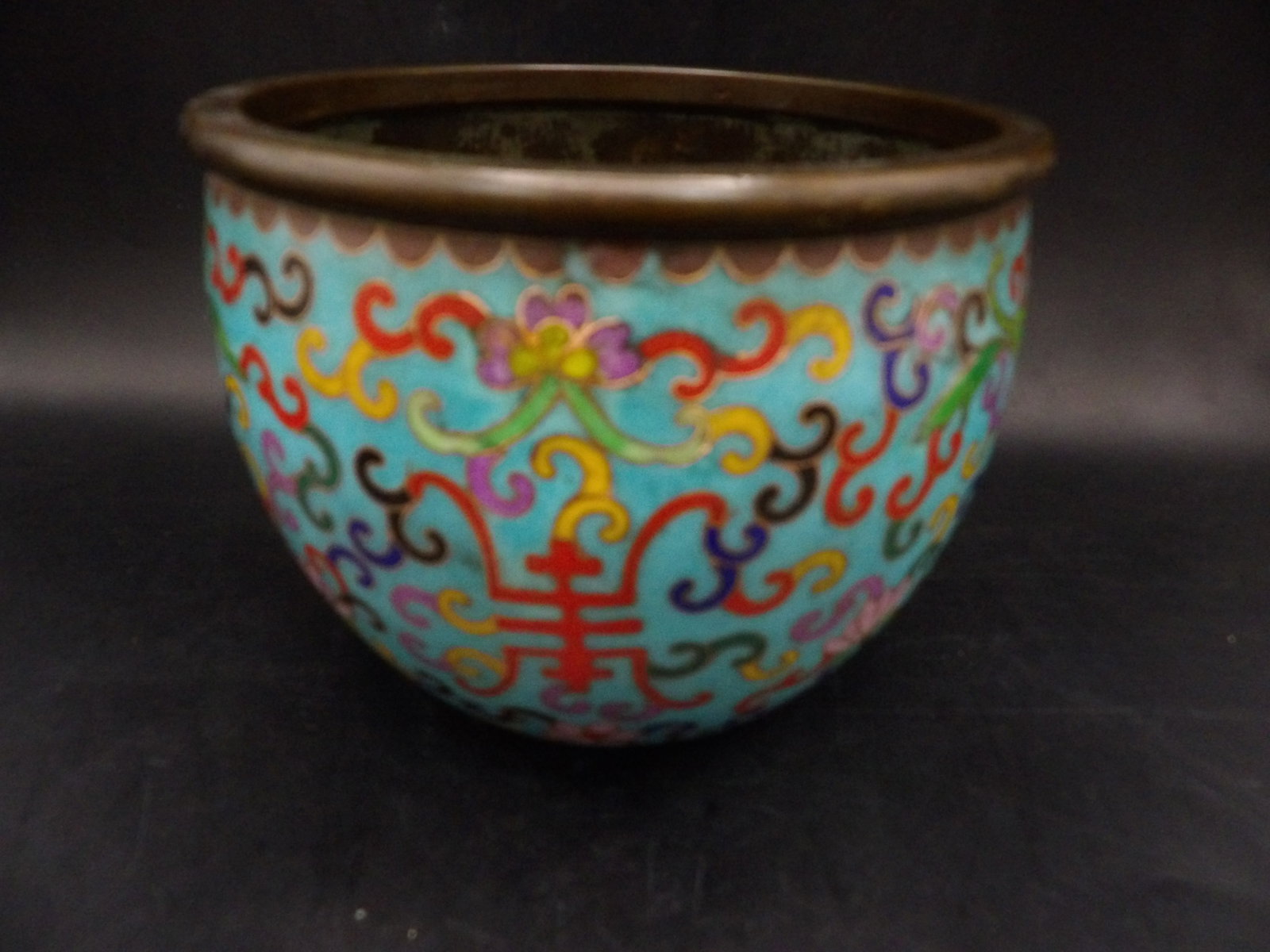 Chinese finely decorated cloisonne bronze incense burner with Qing dynasty Qianlong seal mark: 4.6 inches height.