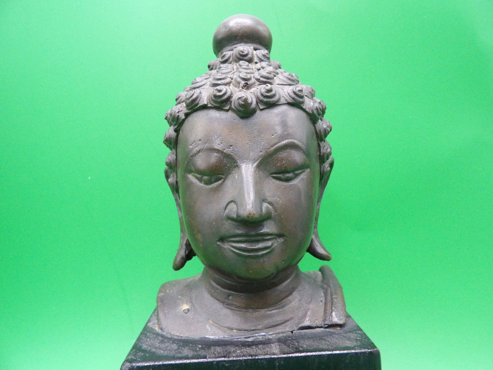 Antique fine southeast Asia bronze buddha head mounted on wood base (1 of 6)