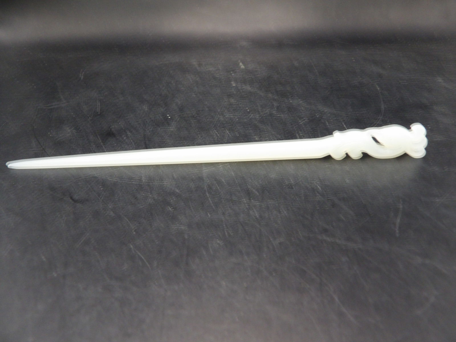 Chinese jade carved phoenix motif hair pin: 6.5 inches length. 11 grams.