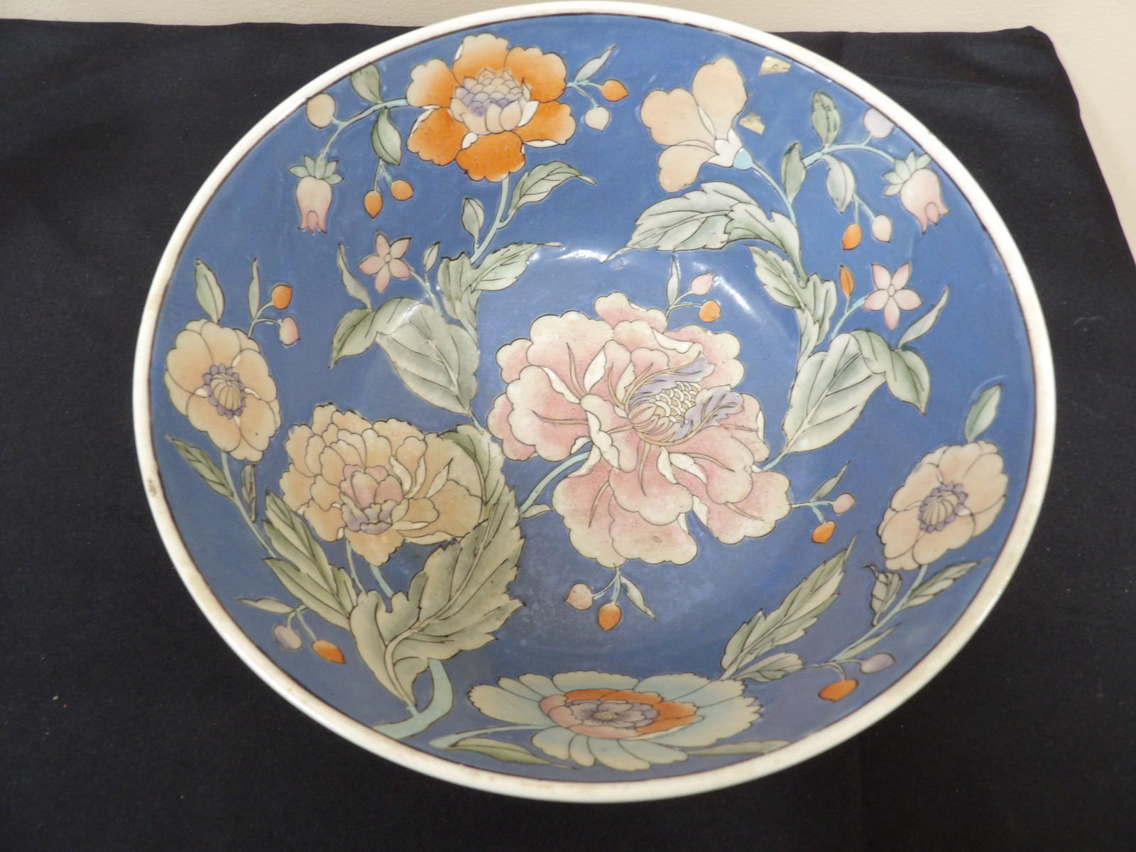 Chinese export porcelain punch bowl with blue background and floral pattern (1 of 6)
