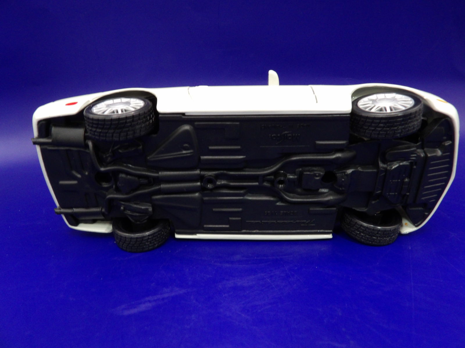 Maisto 1:25 Thunderbird - 4