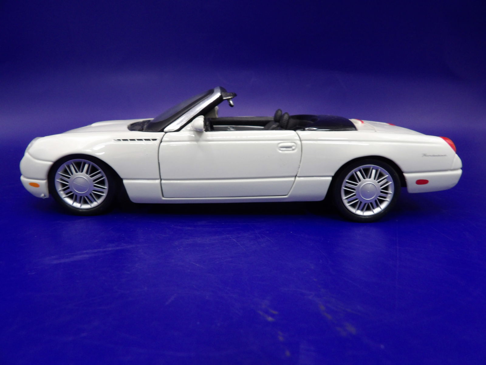 Maisto 1:25 Thunderbird - 7