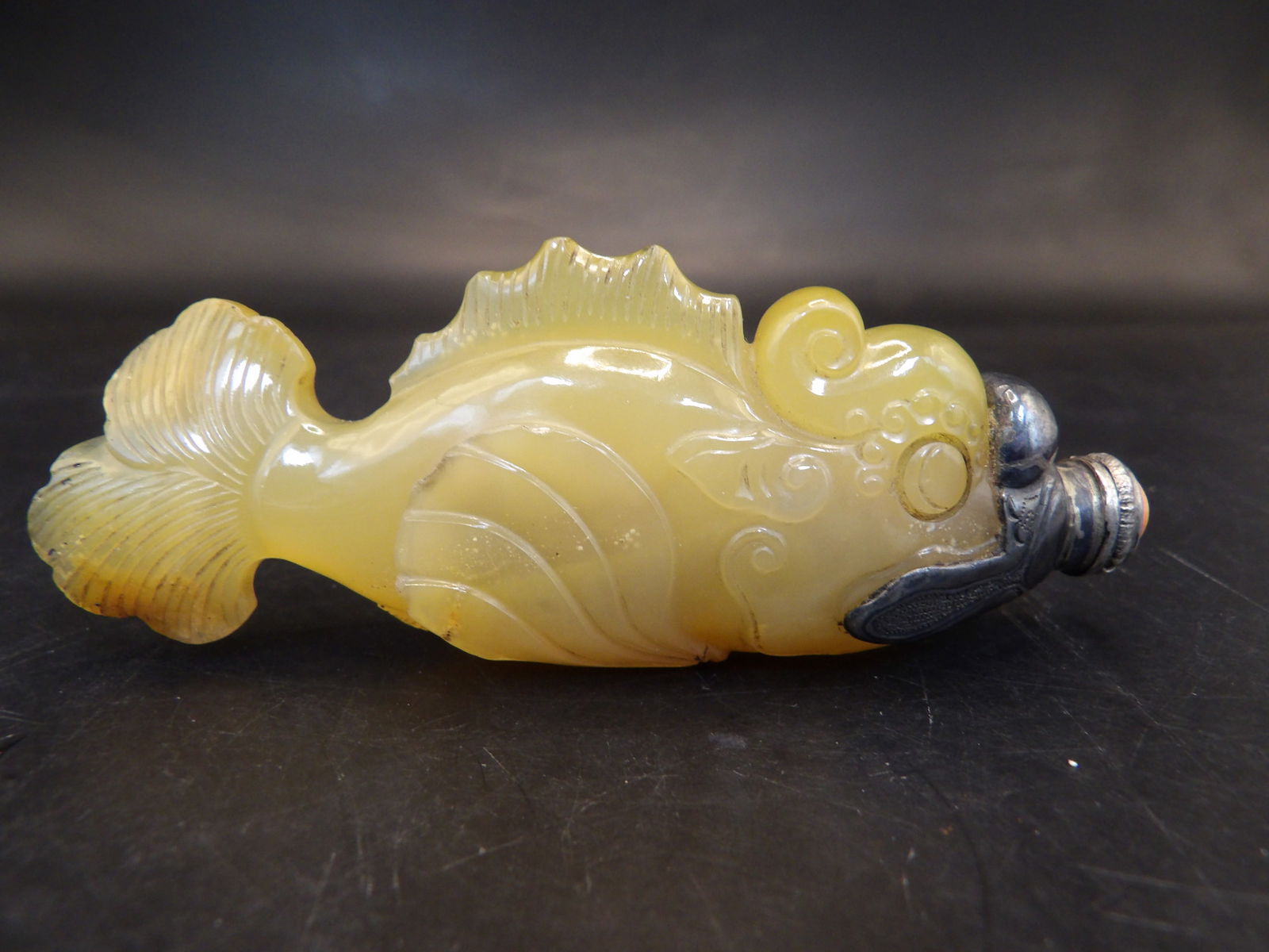 Chinese carved agate fish shaped snuff bottle with silver mount and spoon: 3.4 inches length.