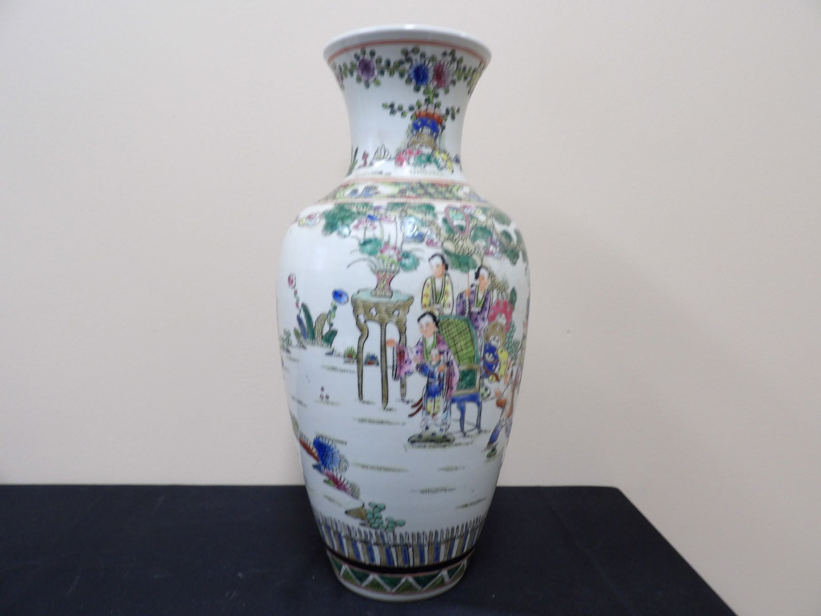 Chinese hand painted porcelain vase with Qing dynasty Kangxi mark (1 of 8)
