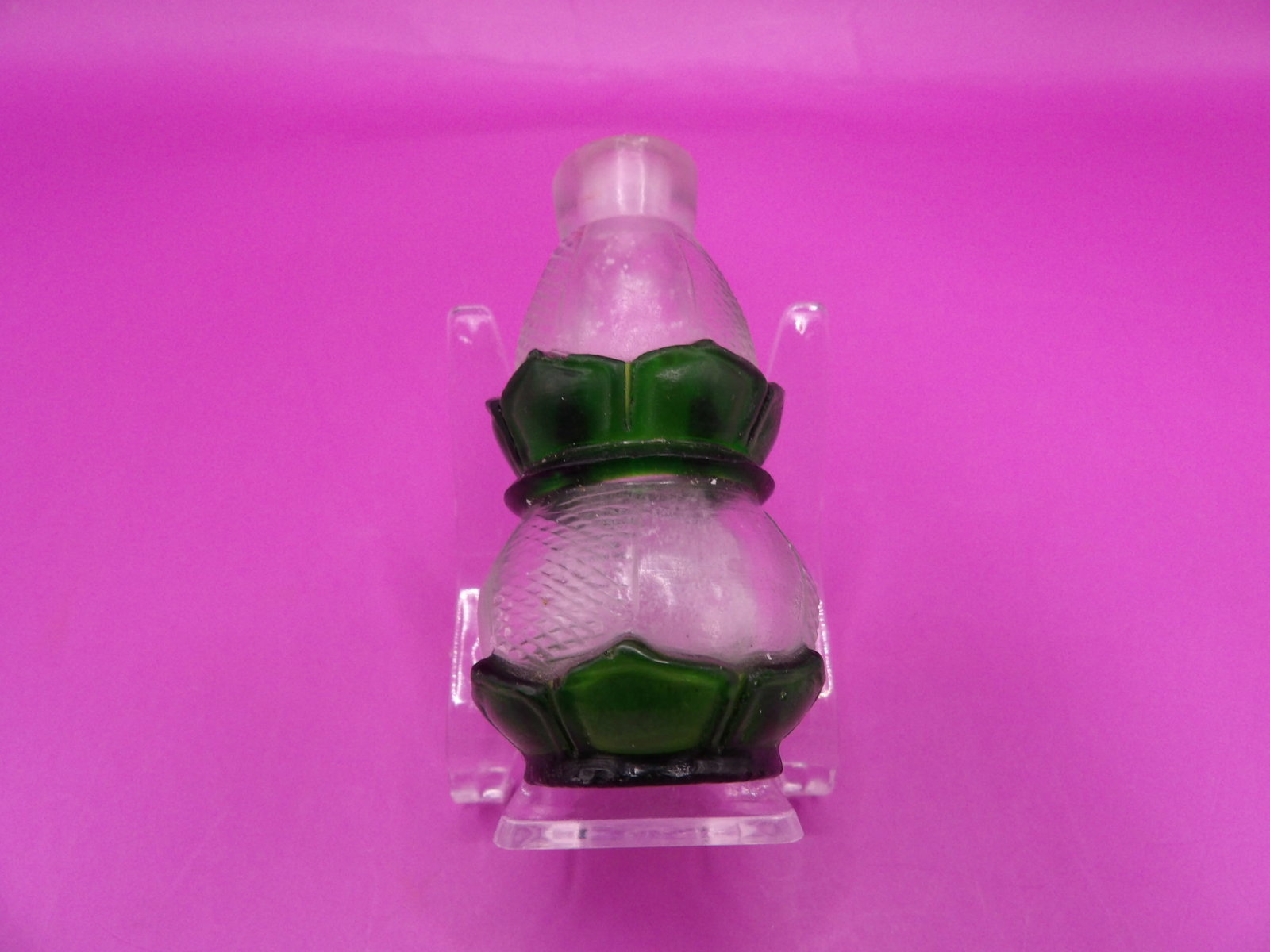 Chinese gourd shaped green overlay glass lotus snuff bottle: 2.5 inches height.