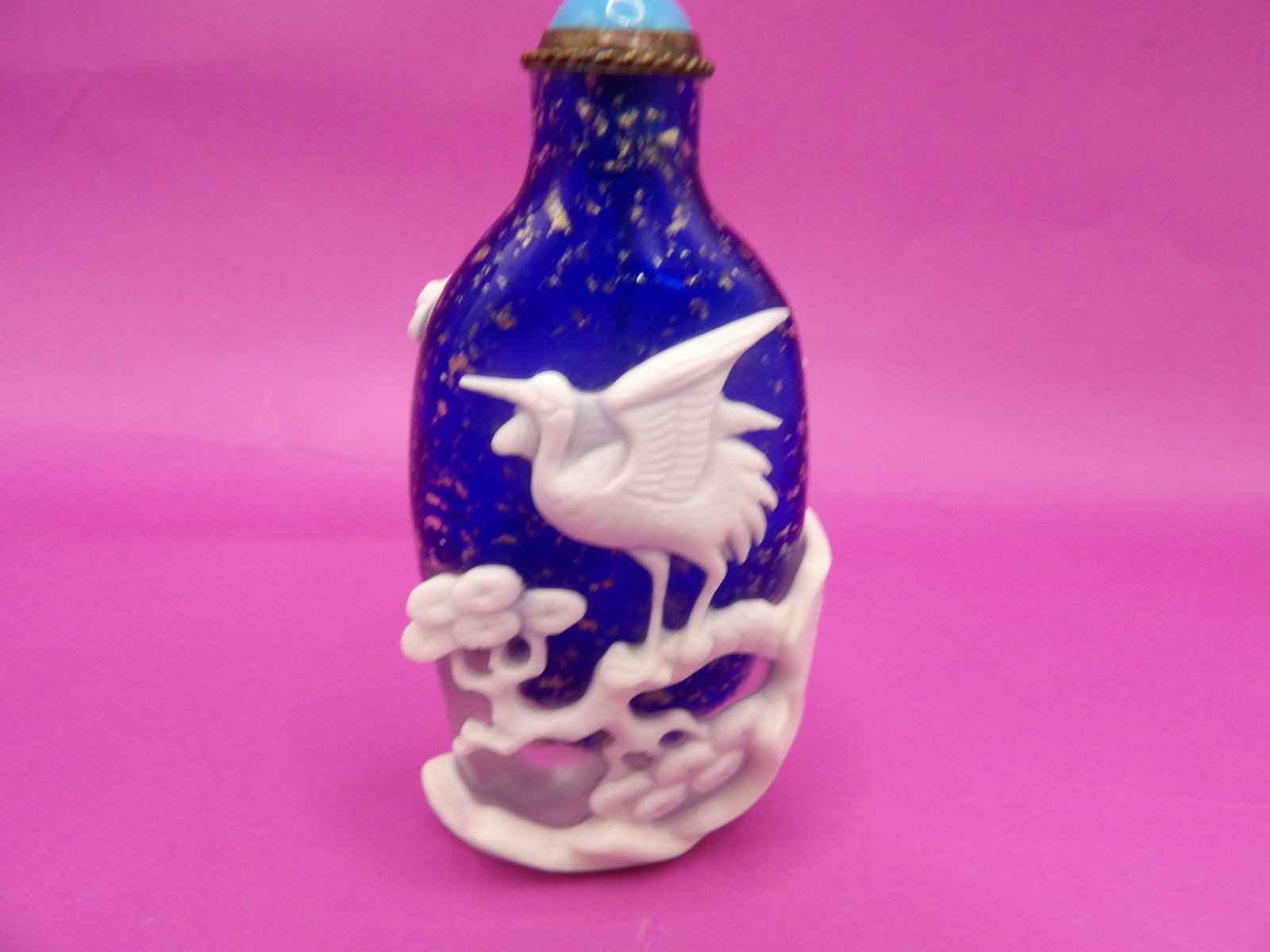 fine quality antique Chinese overlay gold speckled glass snuff bottle: 3 inches height.