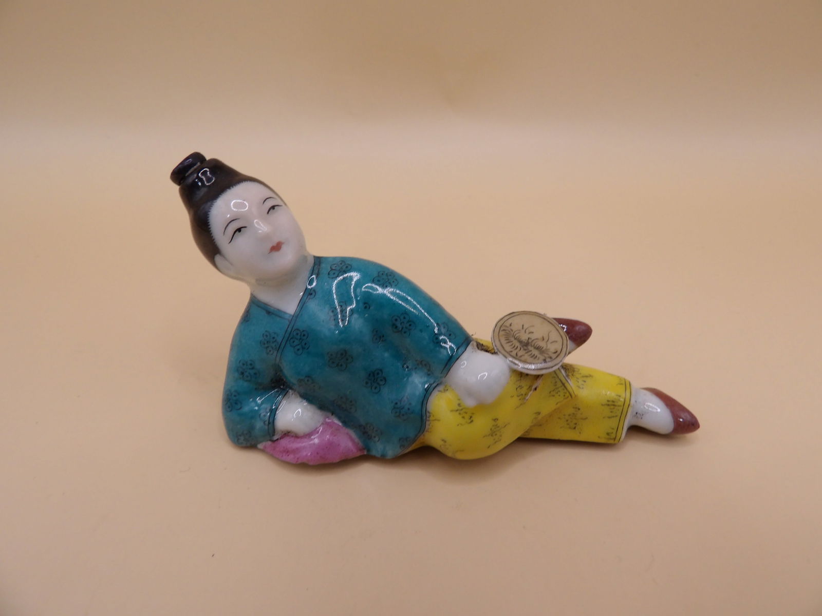 Chinese porcelain figural snuff bottle with Qing dynasty Guangxu mark: 3 inches length.