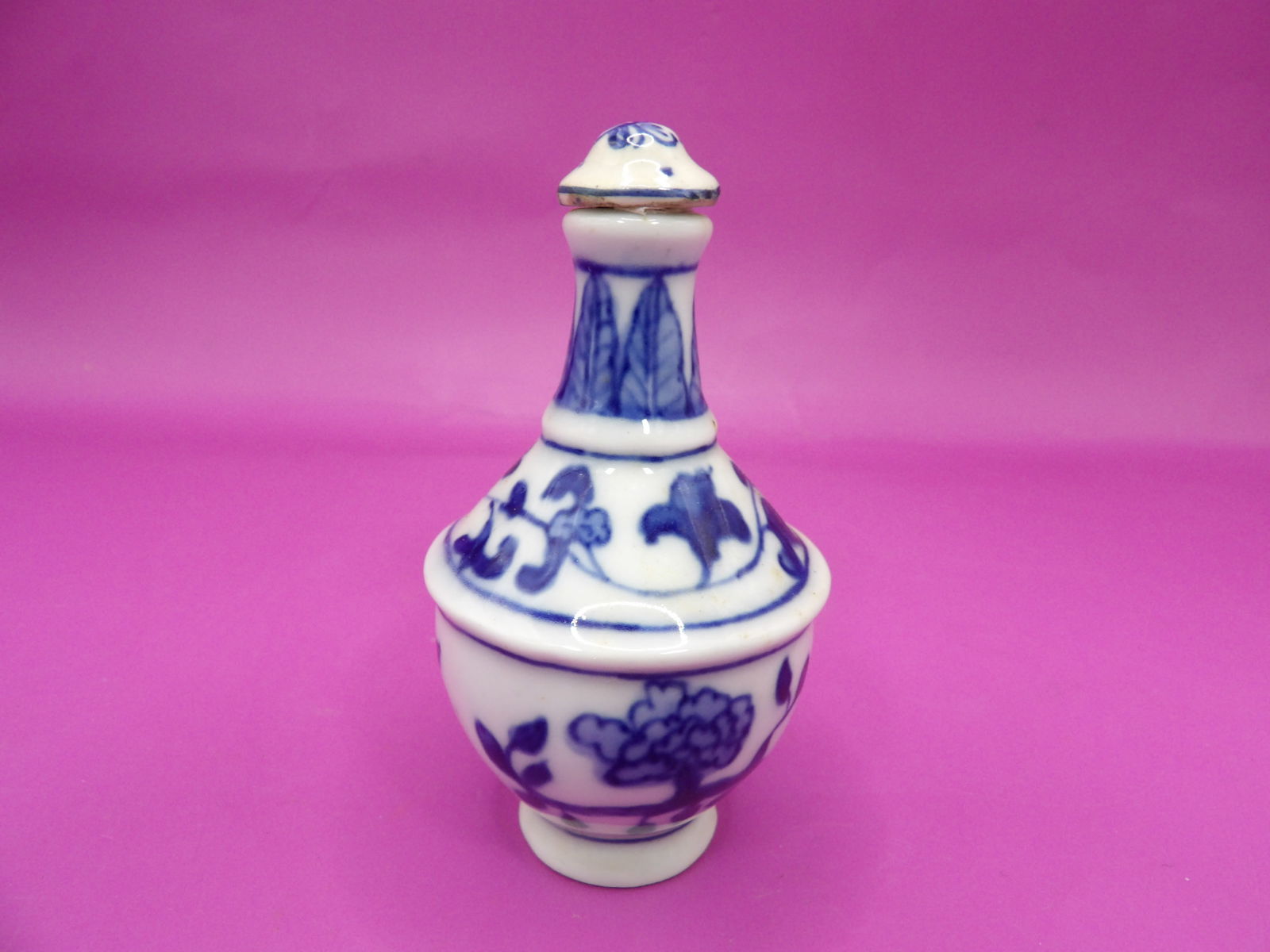 Chinese blue and white hand painted porcelain snuff bottle with leaf mark (1 of 5)