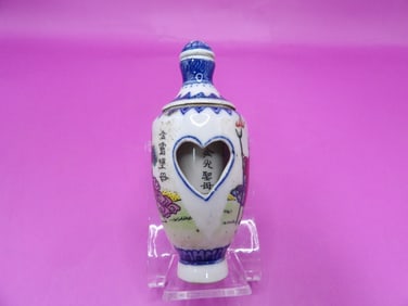 Chinese rotating porcelain snuff bottle with Qing dynasty Qianlong mark