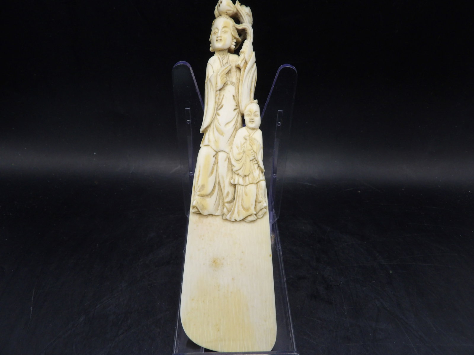 antique fine carved Chinese shoehorn with woman child motif - Liveshipping is NOT in-house shipping.: Approx. 7 inches height. No international shipping.