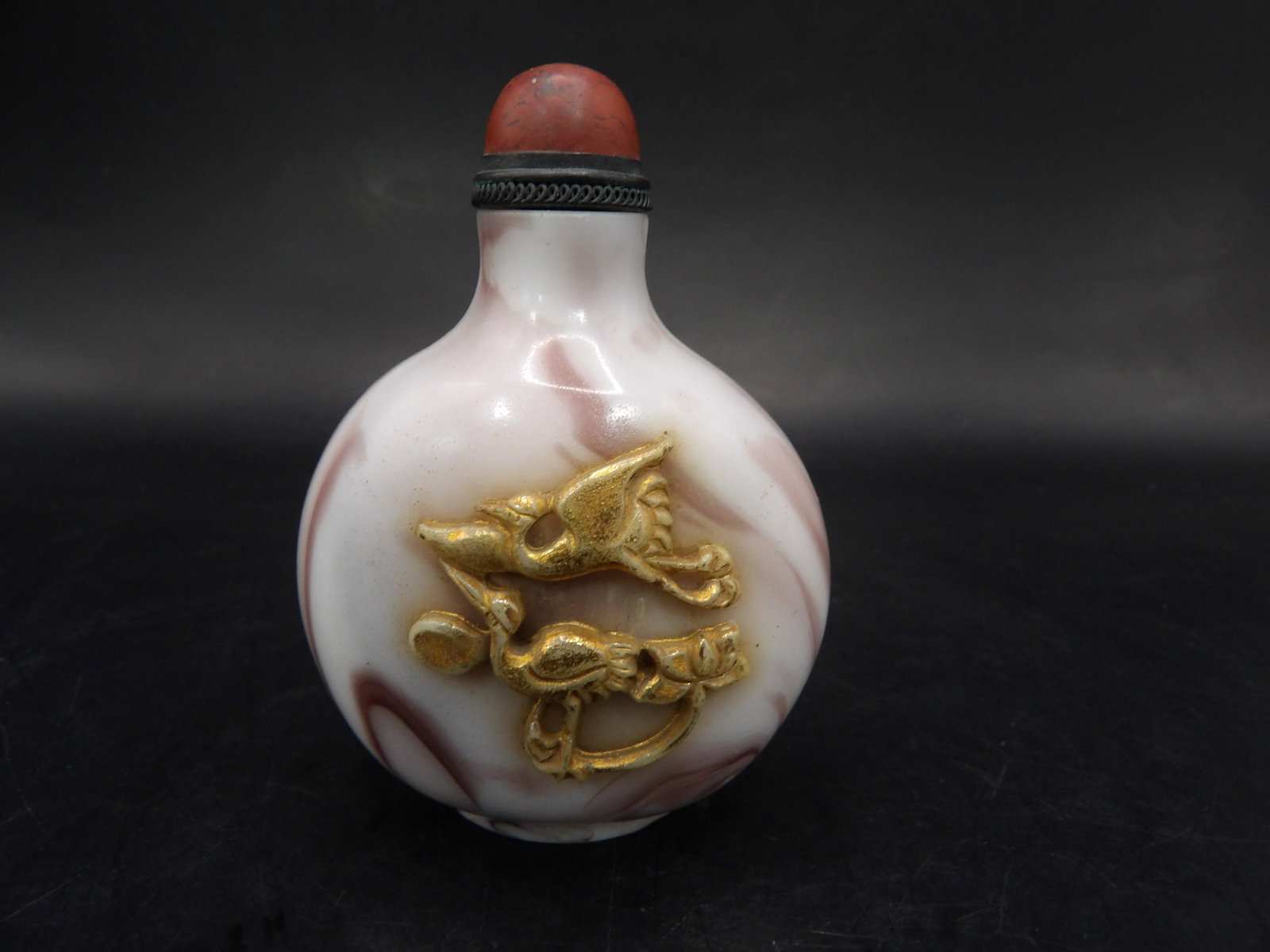 Chinese swirl glass snuff bottle with gold gilt crane raised motif and Qing dynasty Qianlong mark (1 of 6)