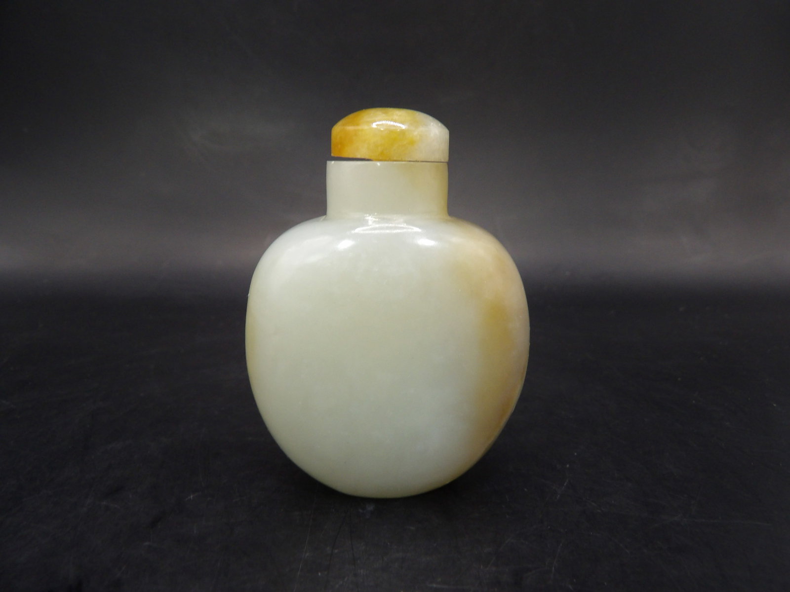 well hollowed Chinese nephrite jade carved snuff bottle (1 of 7)