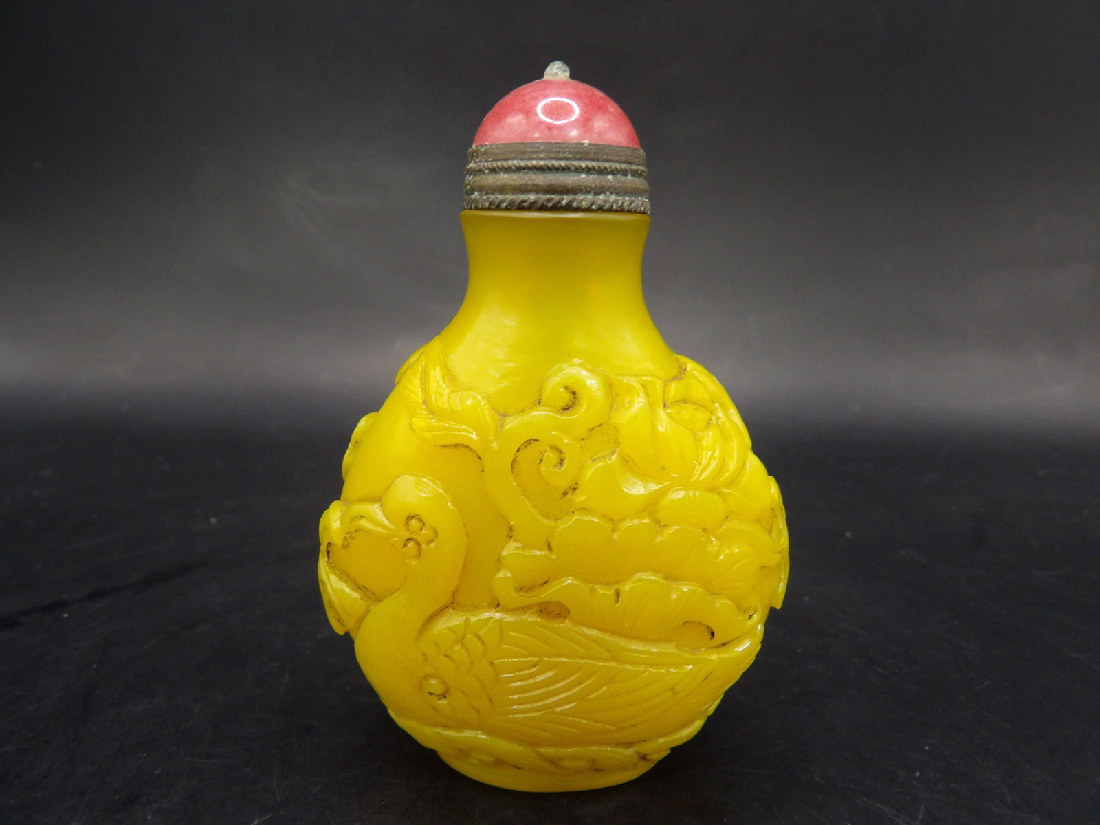 Chinese yellow glass snuff bottle with duck motif and Qing dynasty Qianlong mark (1 of 7)
