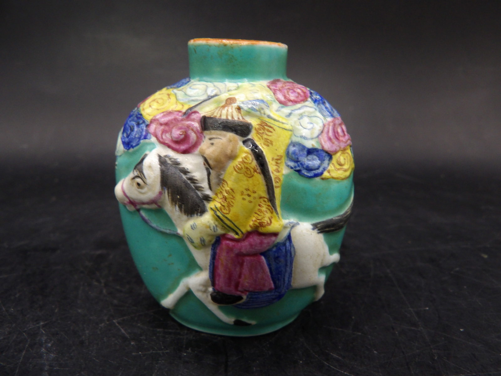 antique Chinese porcelain snuff bottle with Qing dynasty Qianlong 6-character mark (1 of 7)