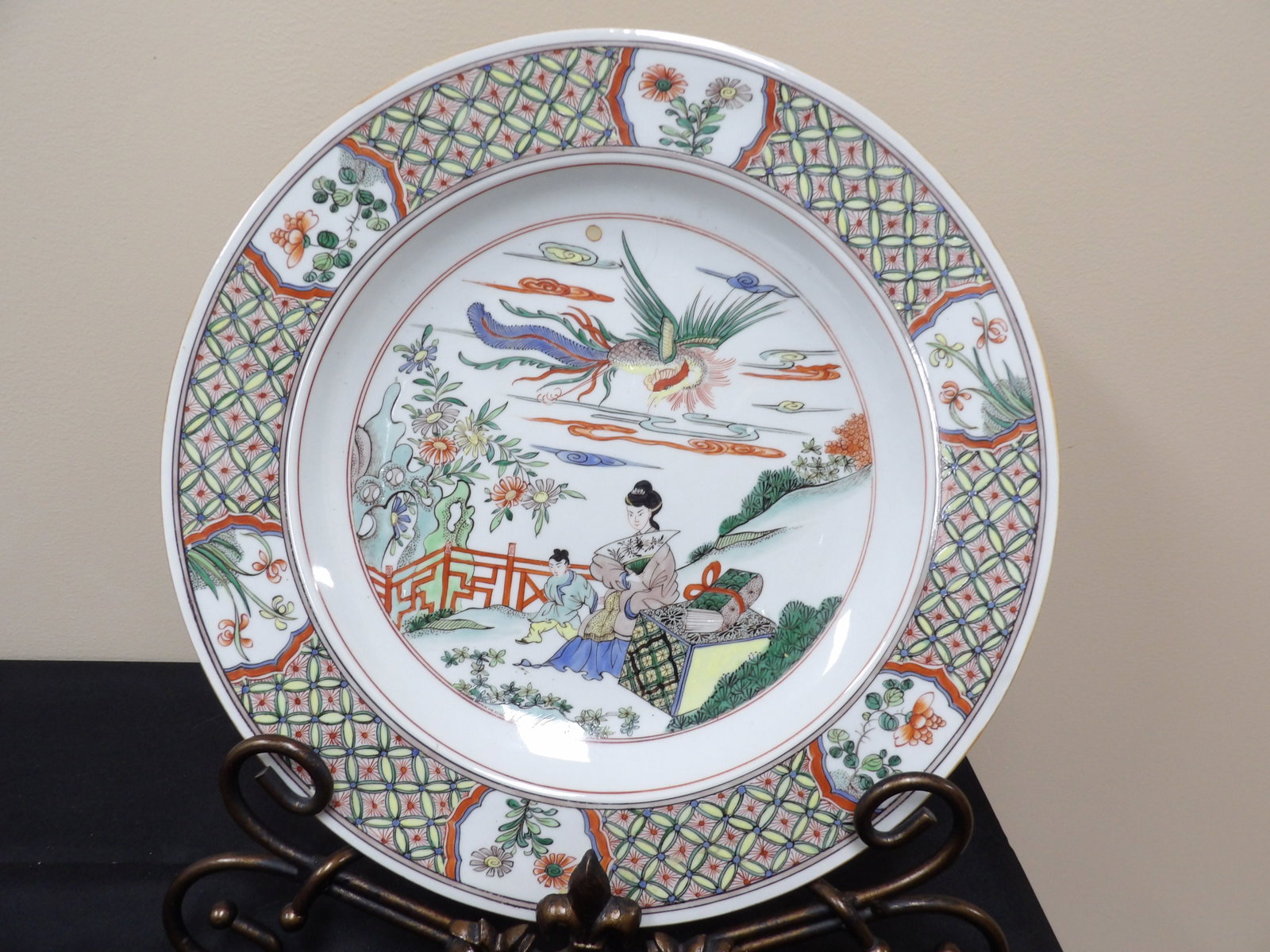 Chinese or Japanese famille verte porcelain large charger plate: 15.4 inches diameter. Metal display base is not included.