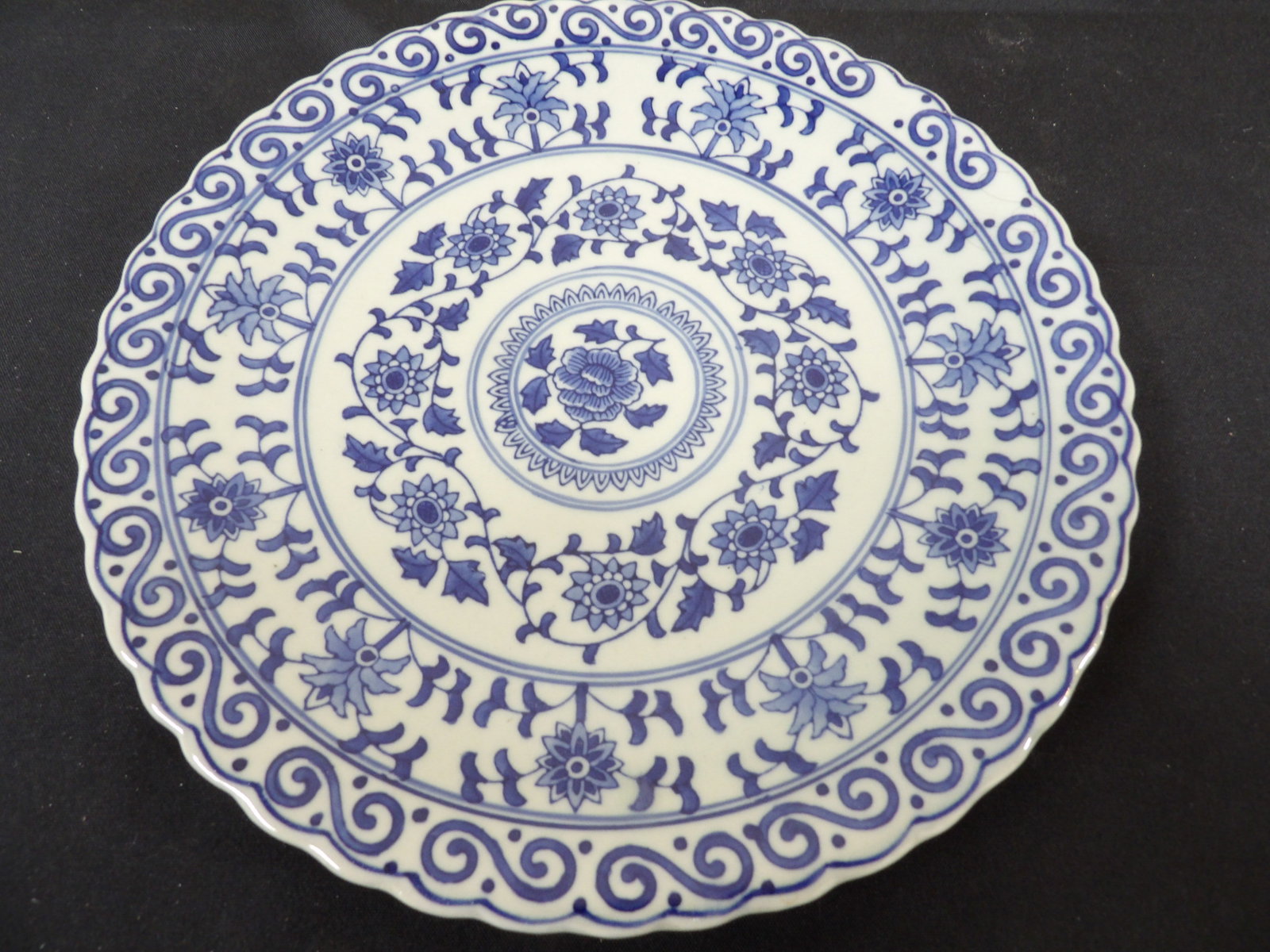 Chinese blue and white porcelain plate with Qing dynasty Qianlong mark and scalloped edge: 10 inches diameter.
