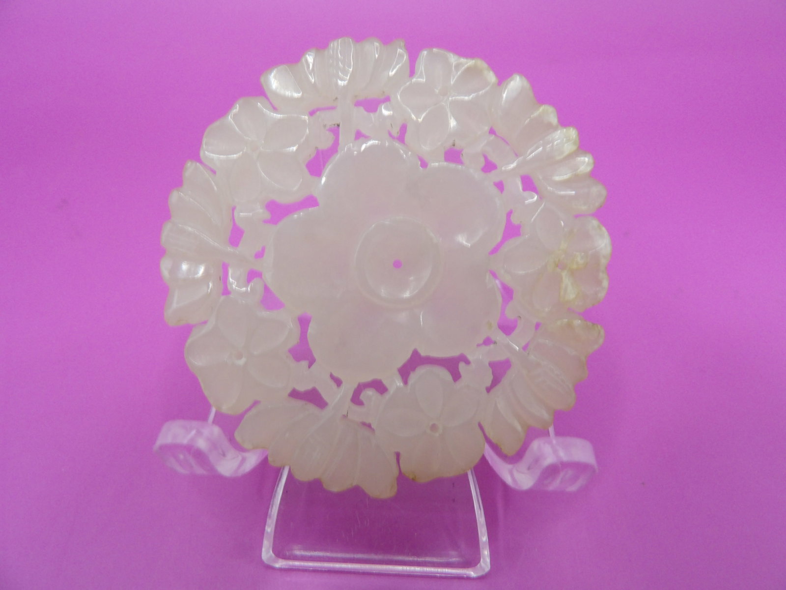 Chinese jade carved pendant or plaque --- Entire auction is No Reserve.: 2 inches diameter. 19 grams.