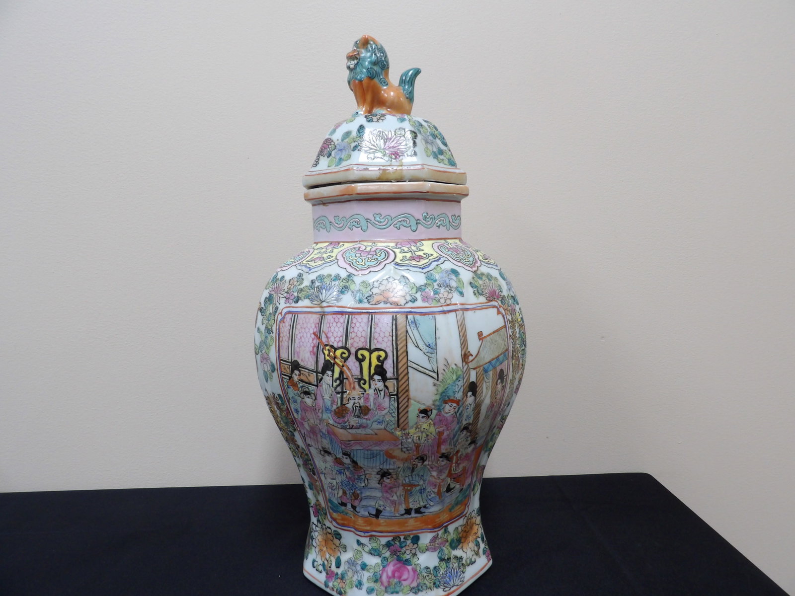 Chinese famille rose porcelain ginger jar with foo dog lid and Qing dynasty Qianlong mark (1 of 11)