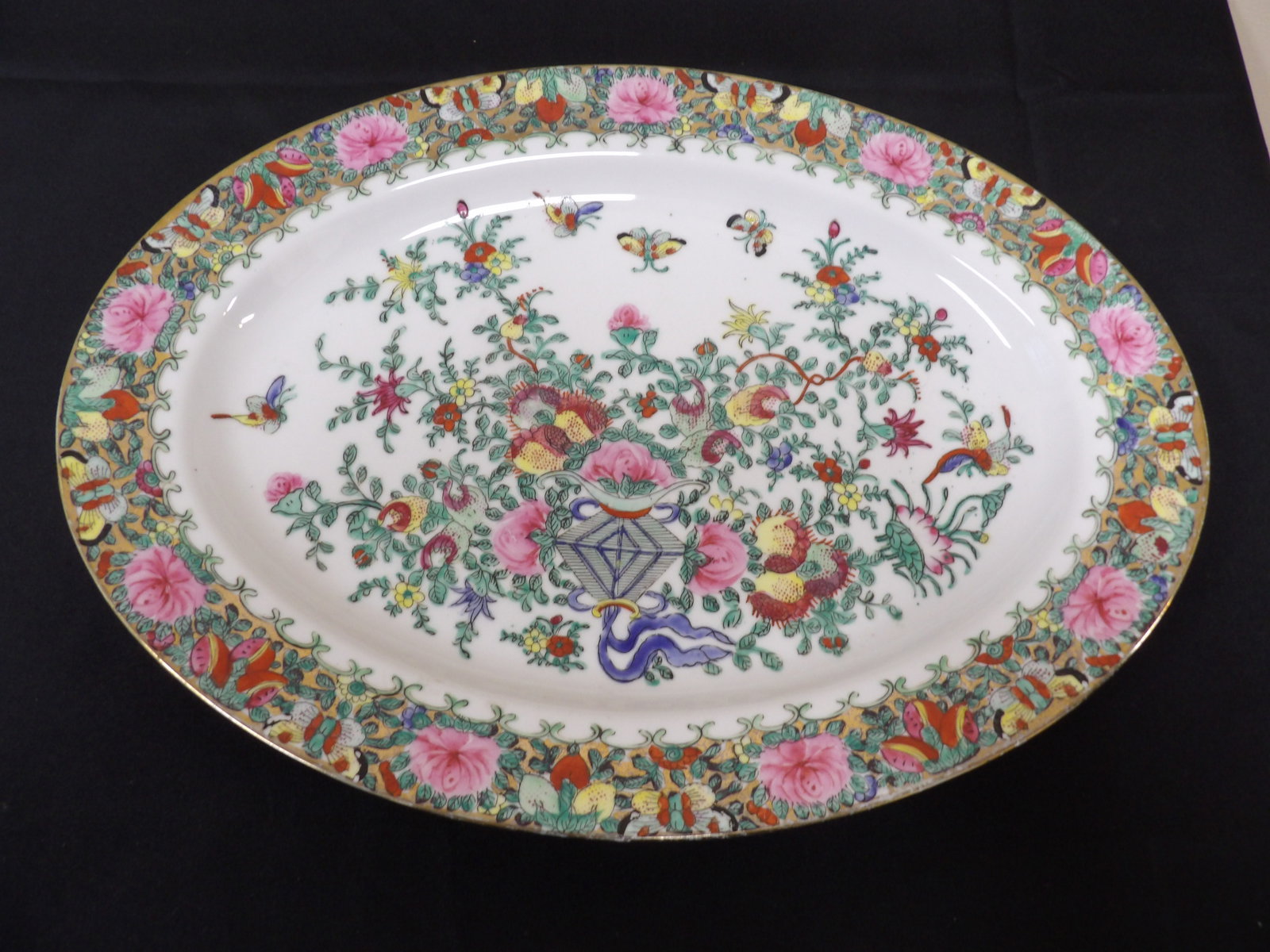 Chinese famille rose large porcelain platter with Qing dynasty Qianlong mark: 16.4 inches length.