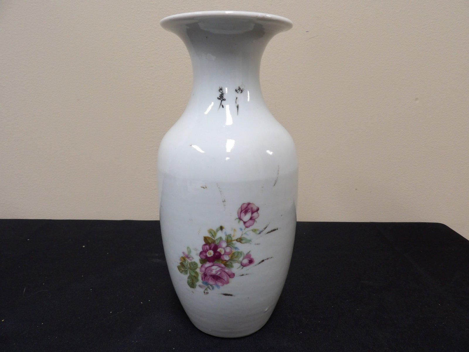 antique Chinese porcelain vase with Chinese calligraphy signed: 8.8 inches height.