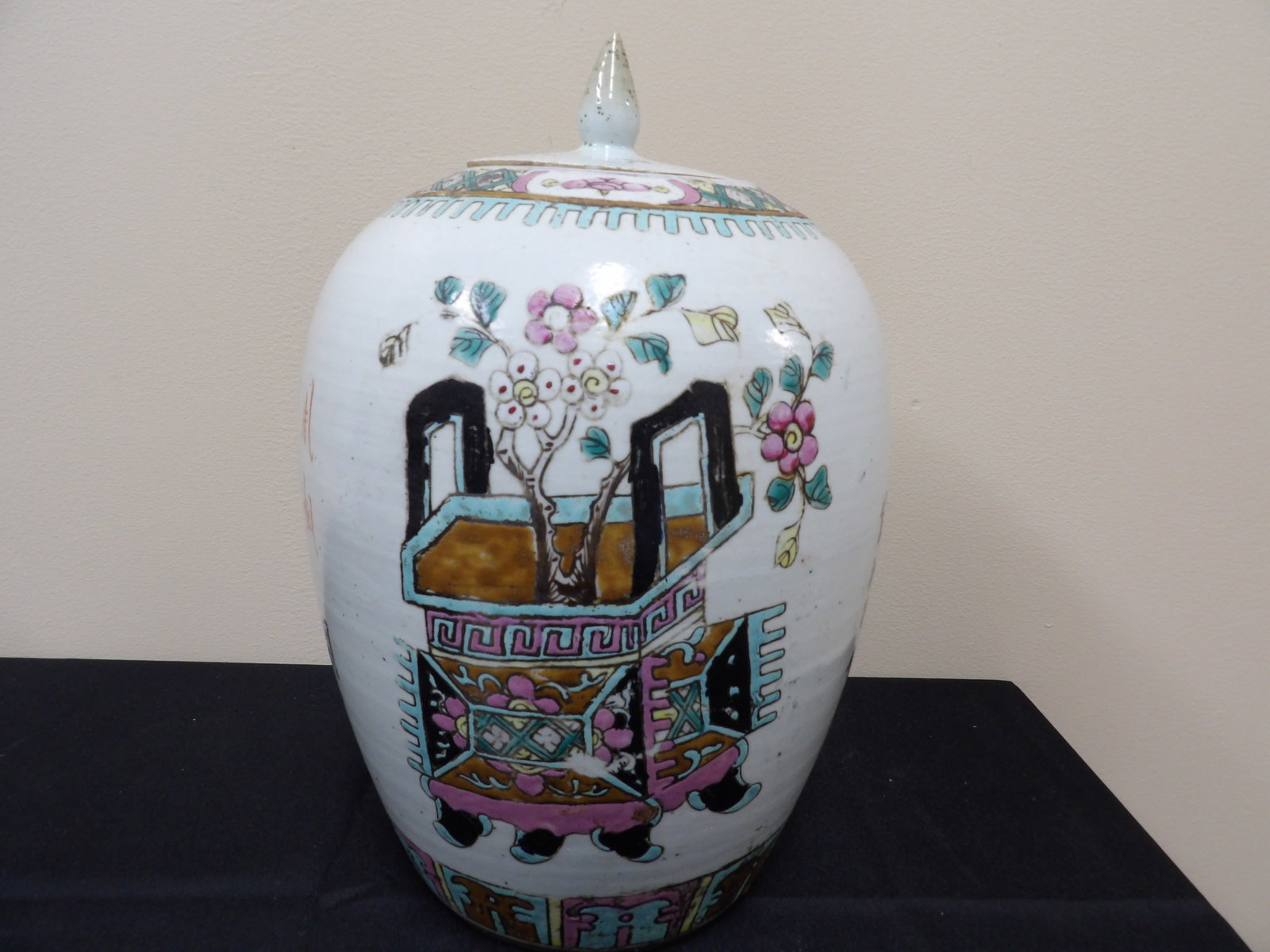 antique Chinese hand painted porcelain ginger jar signed fine details: 12.7 inches height.