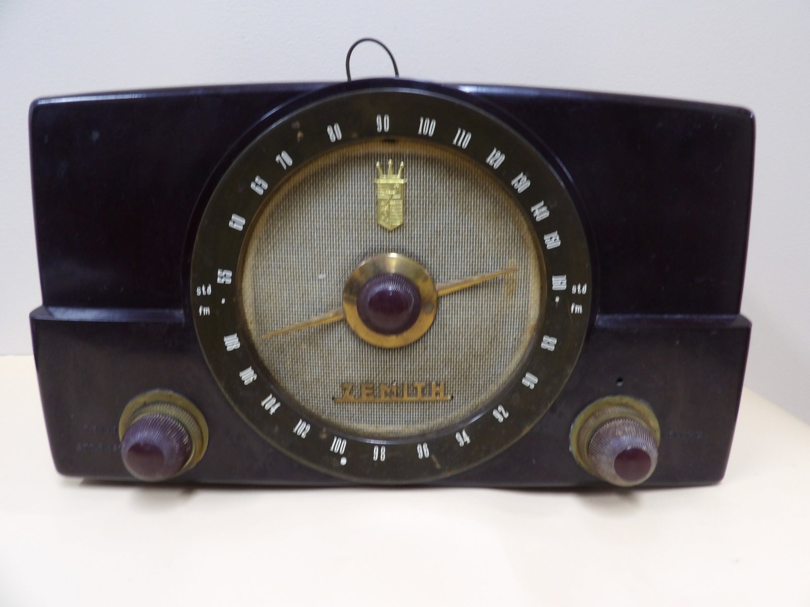 vintage 1950s Zenith AM/FM G725 bakelite radio (1 of 6)