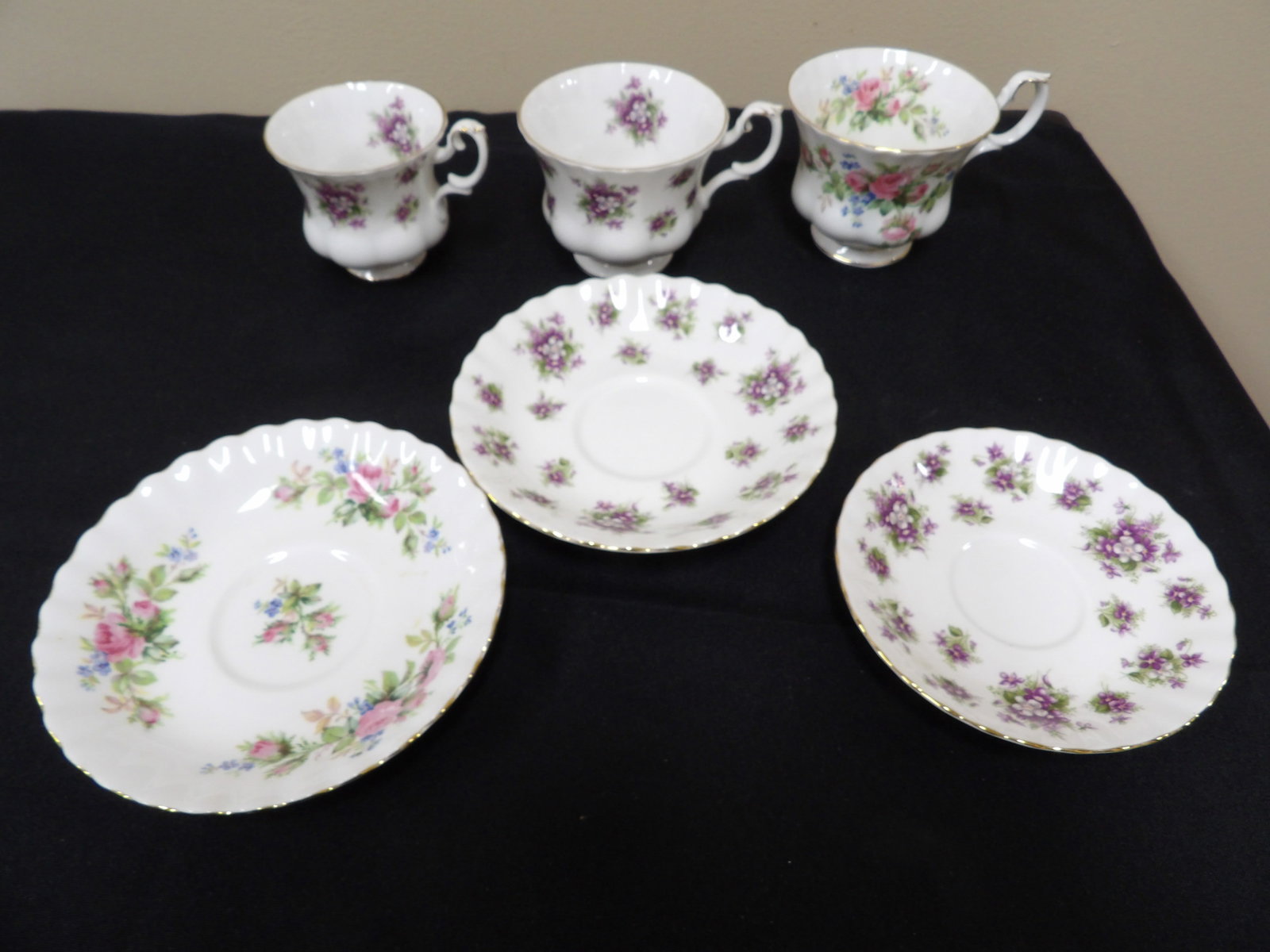 estate lot of 6 Royal Albert bone China sweet violets and moss rose cups and saucers (1 of 7)