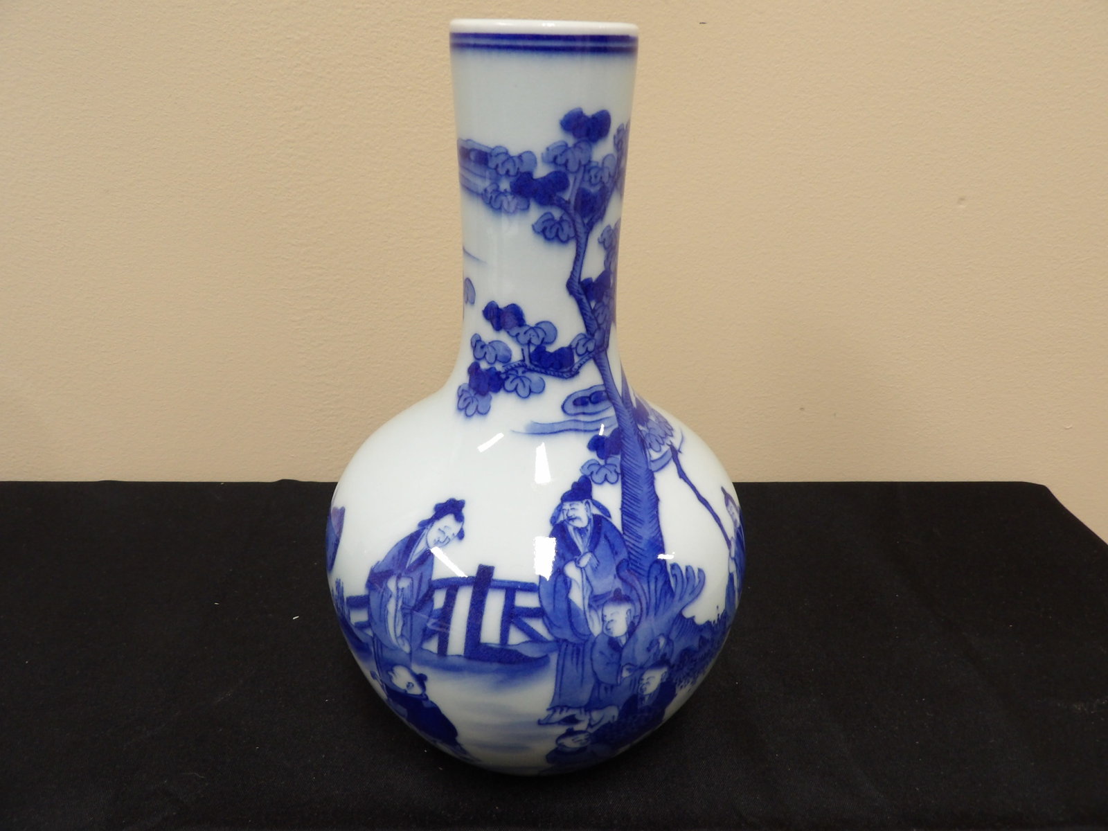 Chinese hand painted blue and white porcelain vase with Qing dynasty Kangxi mark (1 of 10)