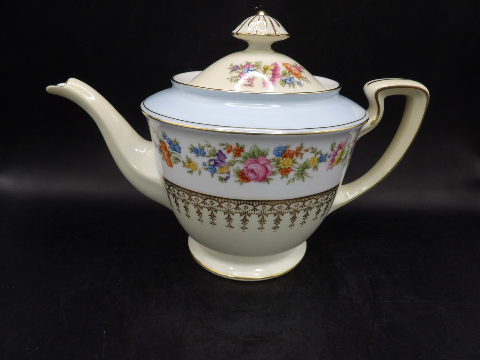 Noritake hand painted in Japan porcelain teapot with gold filigree trim floral pattern: Size is 9.5 x 4 x 6.5 inches.