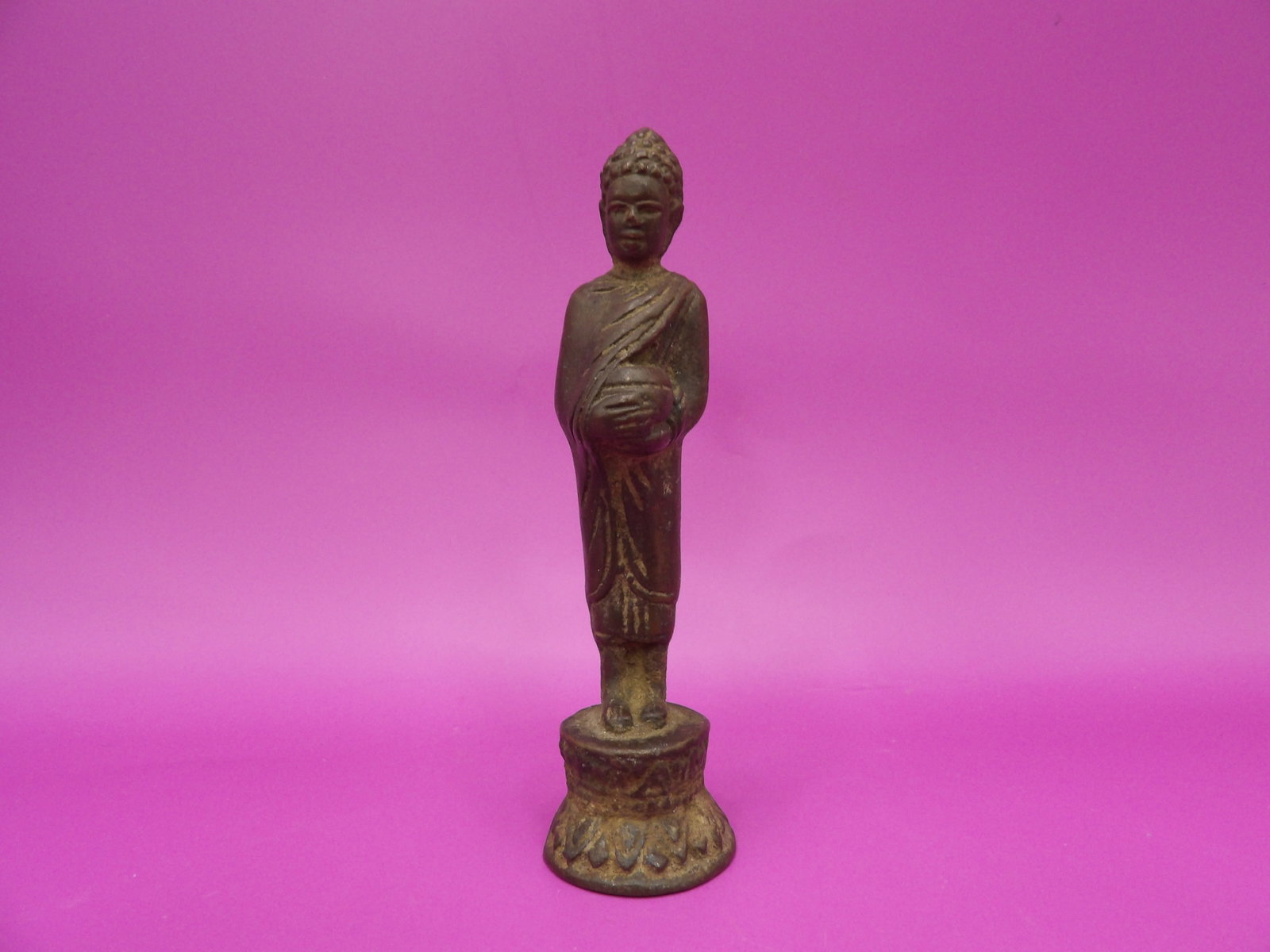 Antique Southeast Asia bronze buddha statue: 4 inches height.