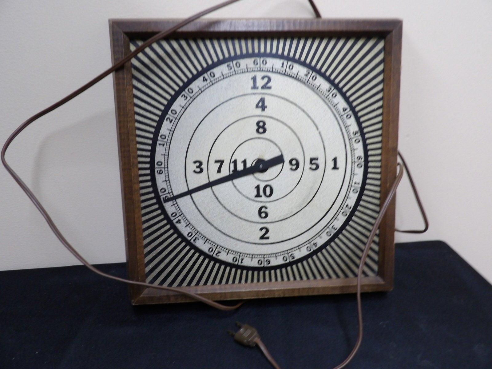 Benjamin Franklin designed one-hand clock mid century reproduction: 12 inches height.