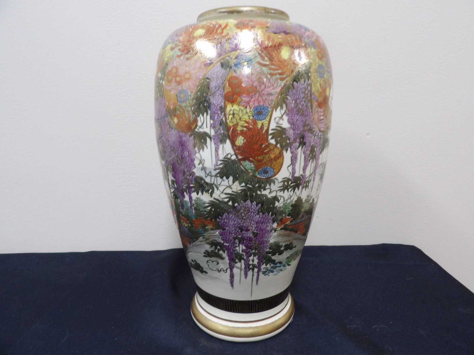 antique Japanese Satsuma porcelain vase with floral motif and gold rims (1 of 6)