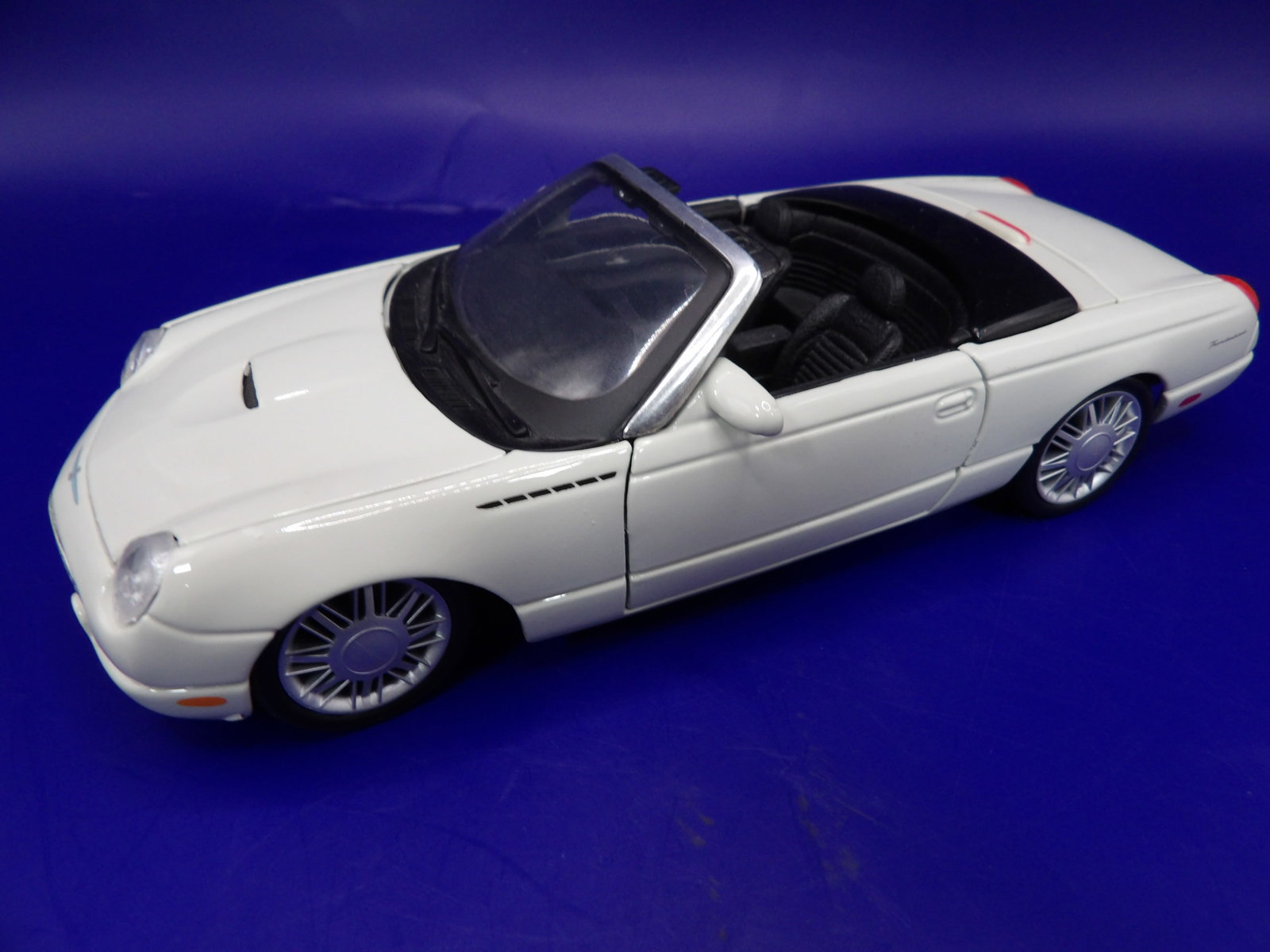 Maisto 1:25 Thunderbird: 7.3 inches length.